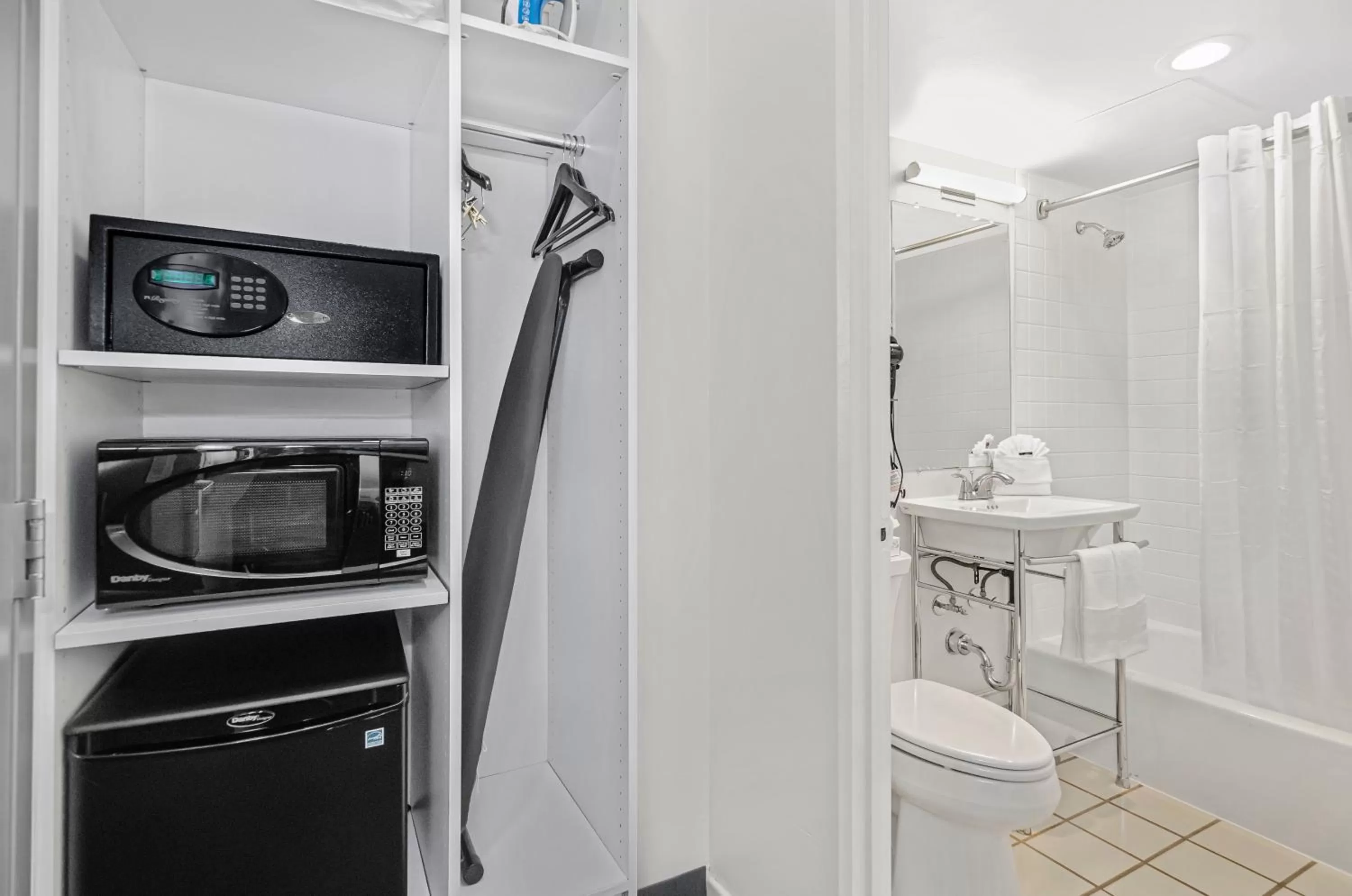 Bathroom in Ohio House Motel