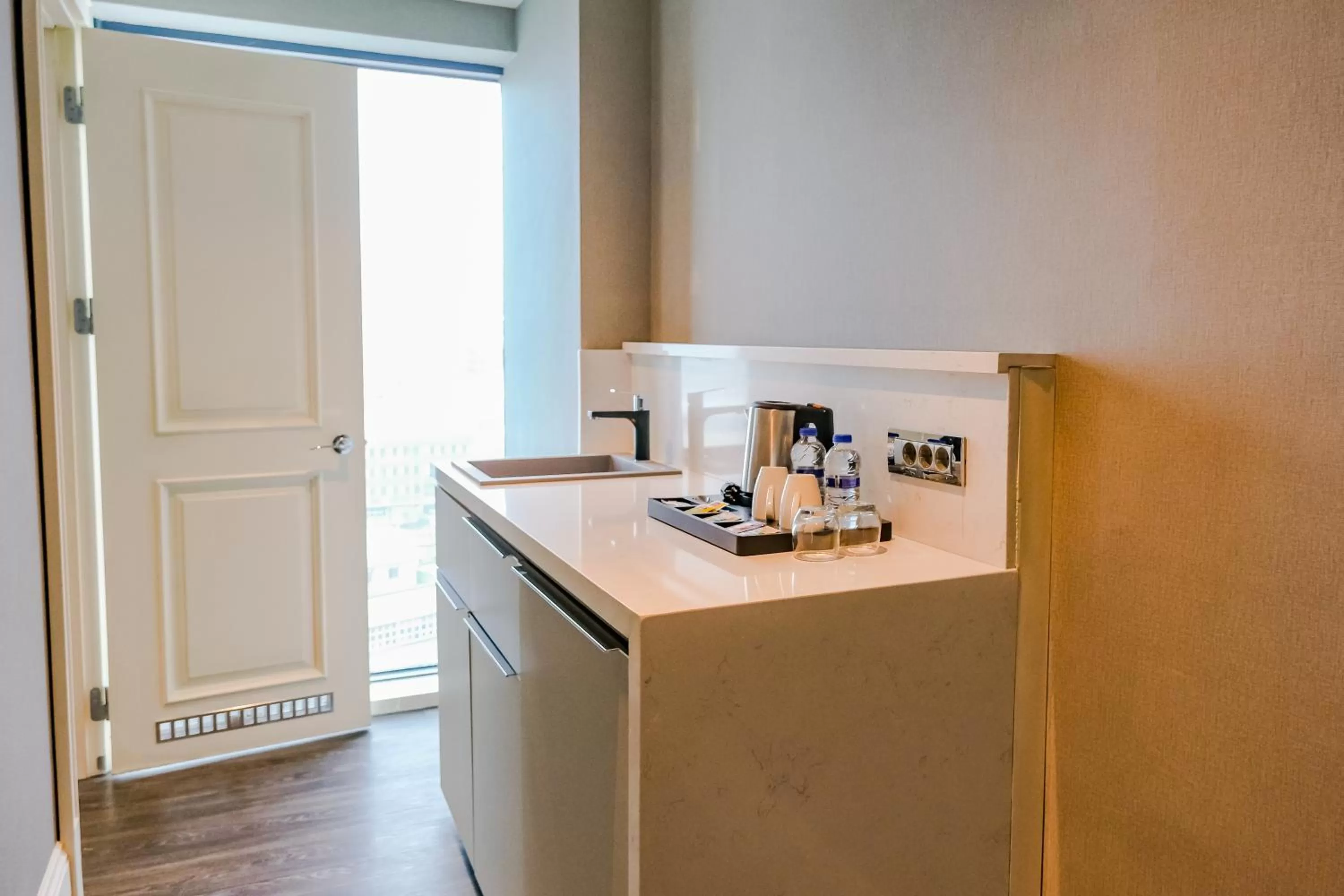 Coffee/tea facilities, Kitchen/Kitchenette in Windsor Hotel & Convention Center Istanbul