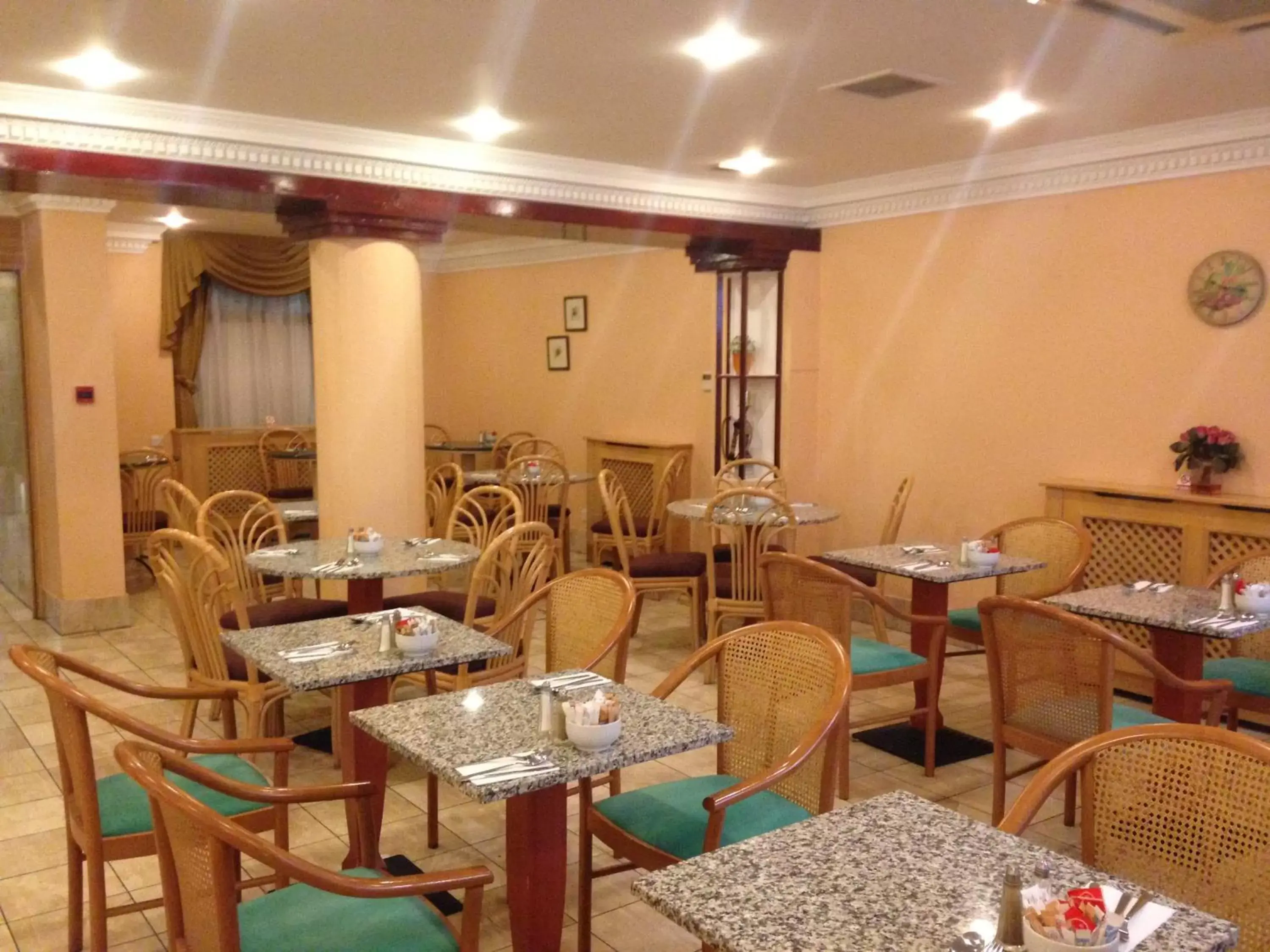 Restaurant/Places to Eat in Troy Hotel