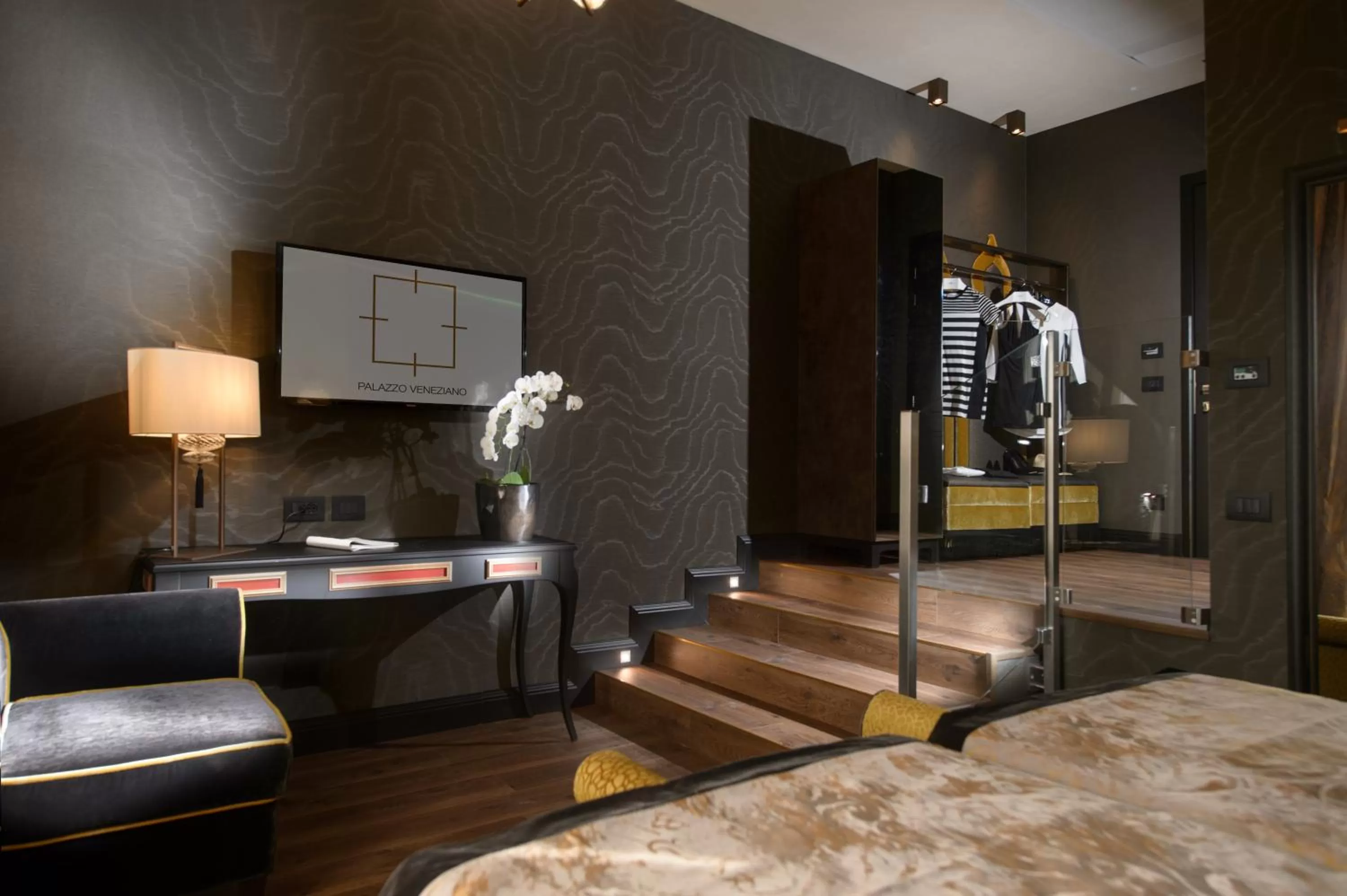 Bedroom, Bed in Palazzo Veneziano - Venice Collection