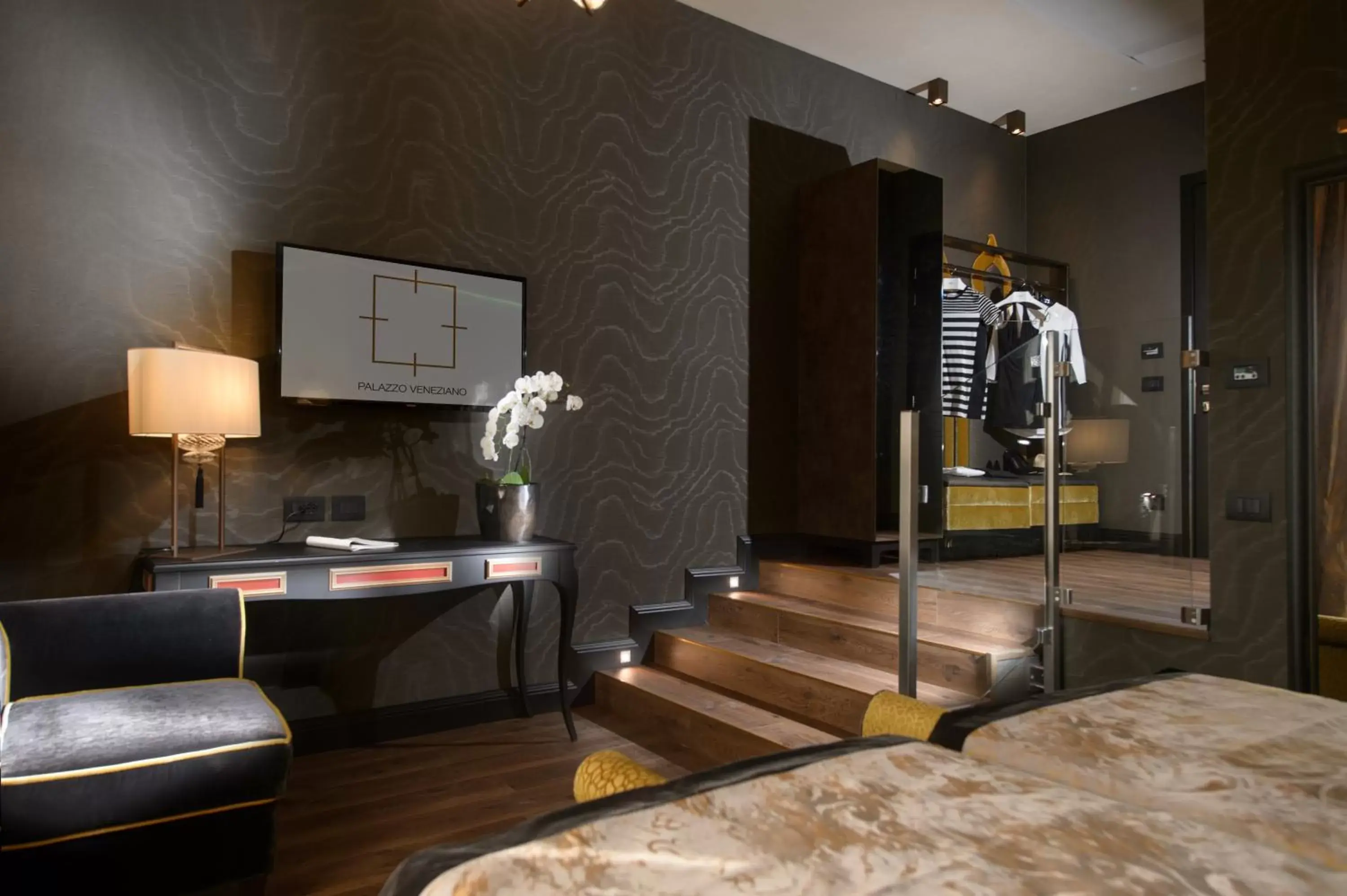 Bedroom, Bed in Palazzo Veneziano - Venice Collection Bedroom, Bed in Palazzo Veneziano - Venice Collection