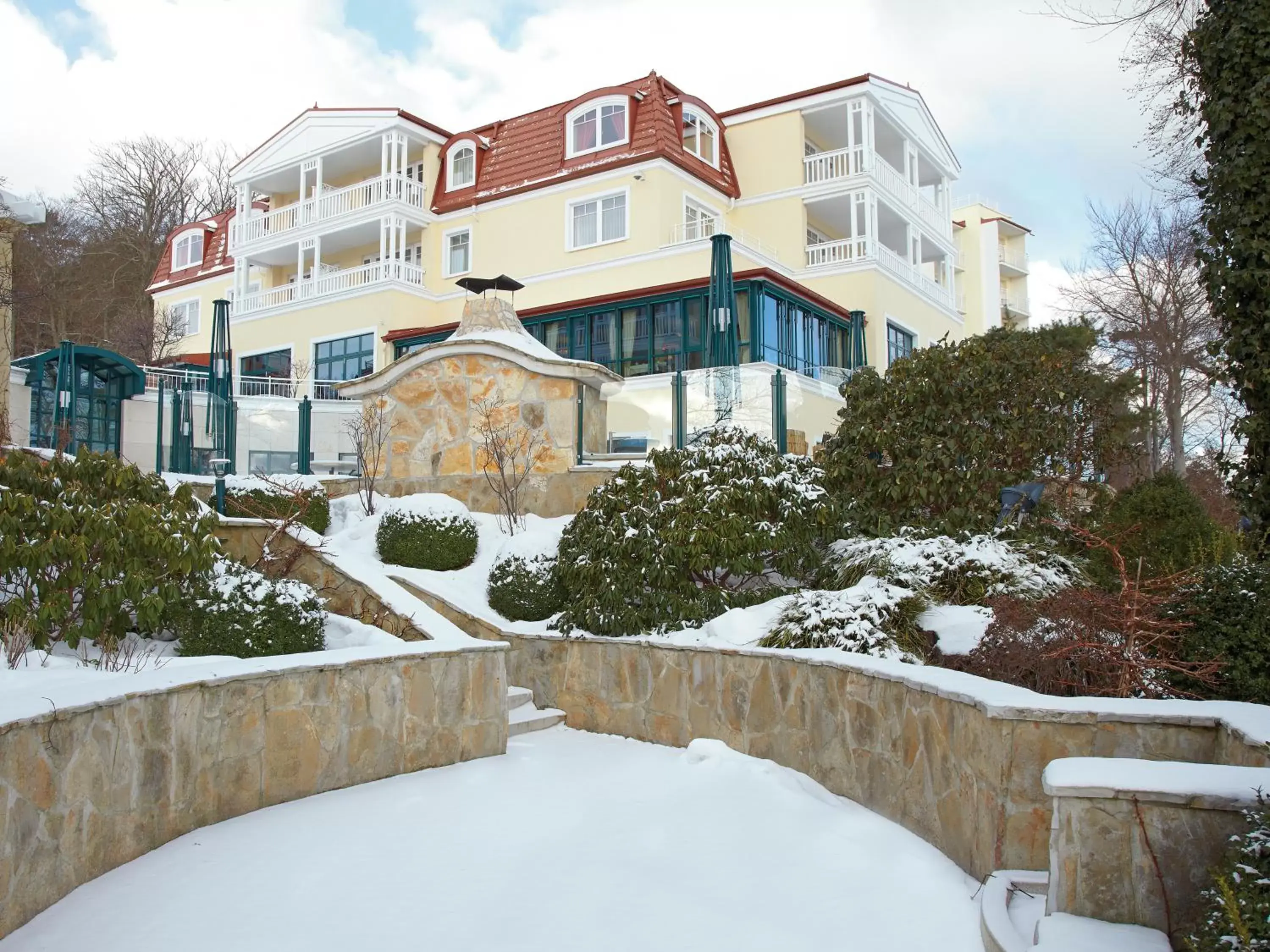 Property building, Winter in Travel Charme Strandhotel Bansin
