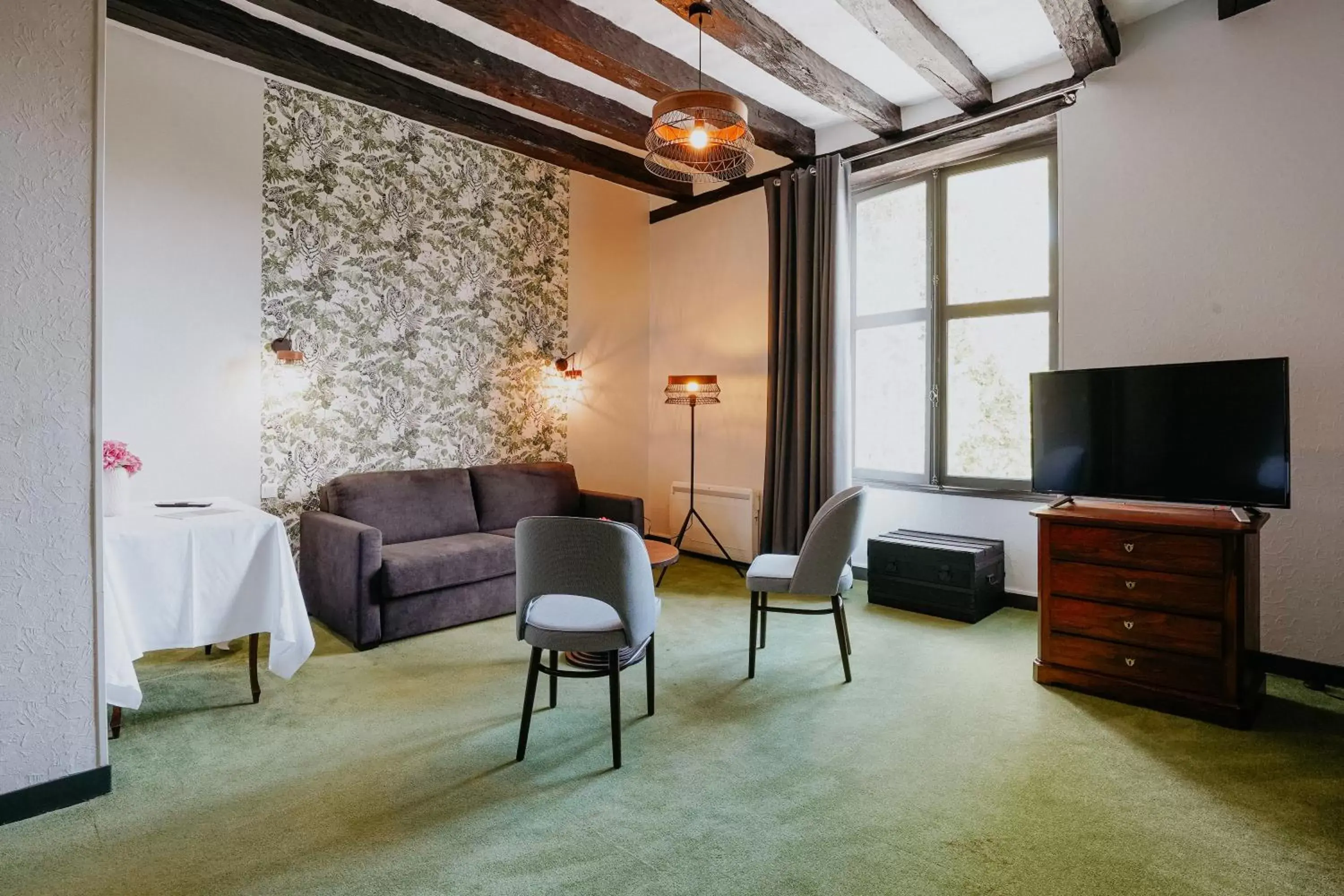 Seating Area in The Originals Boutique, Hôtel Le George , Loches