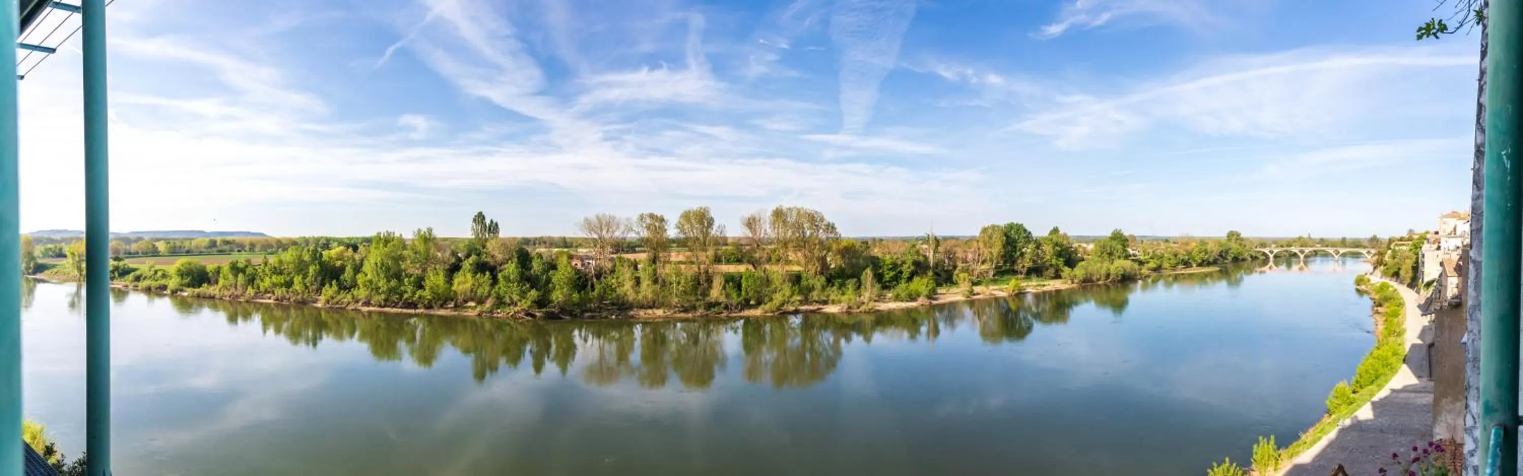 Nearby landmark in CÔTE GARONNE le BALCON DES DAMES -hôtel et restaurant- Tonneins Fauillet Marmande - vue panoramique bord de Garonne chambres climatisées