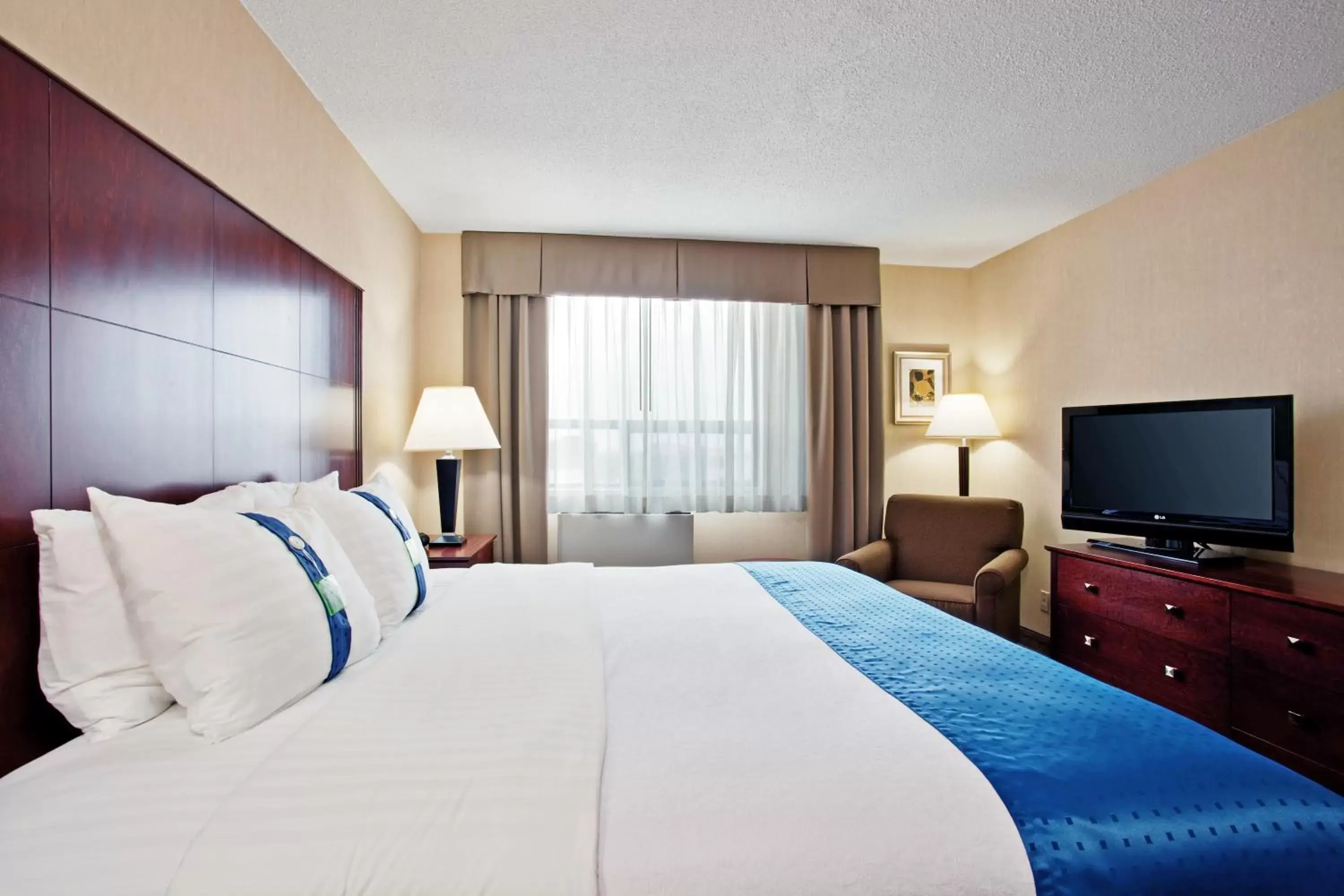 Bed in Holiday Inn & Suites Winnipeg Downtown, an IHG Hotel