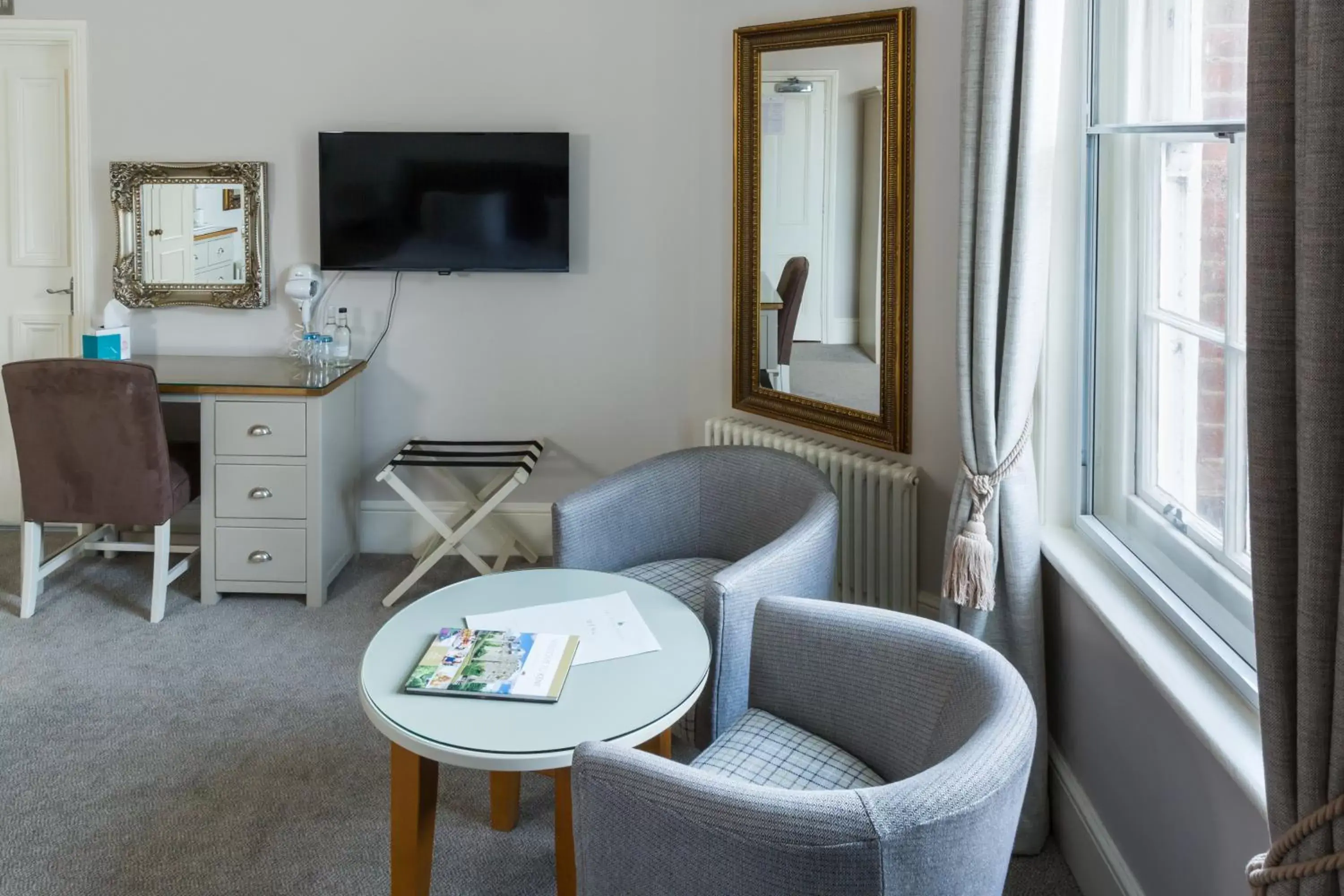 Bedroom, Seating Area in Royal Hotel