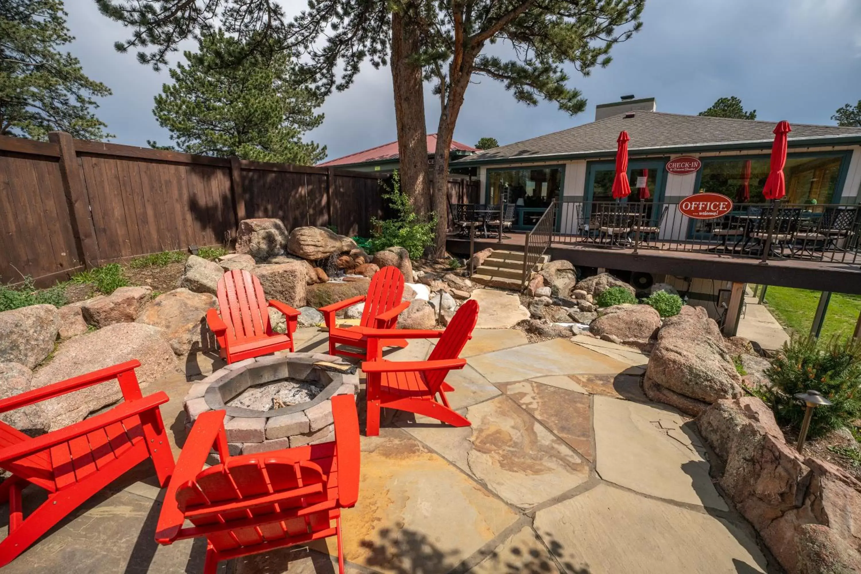 Property building in Estes Mountain Inn Property building in Estes Mountain Inn