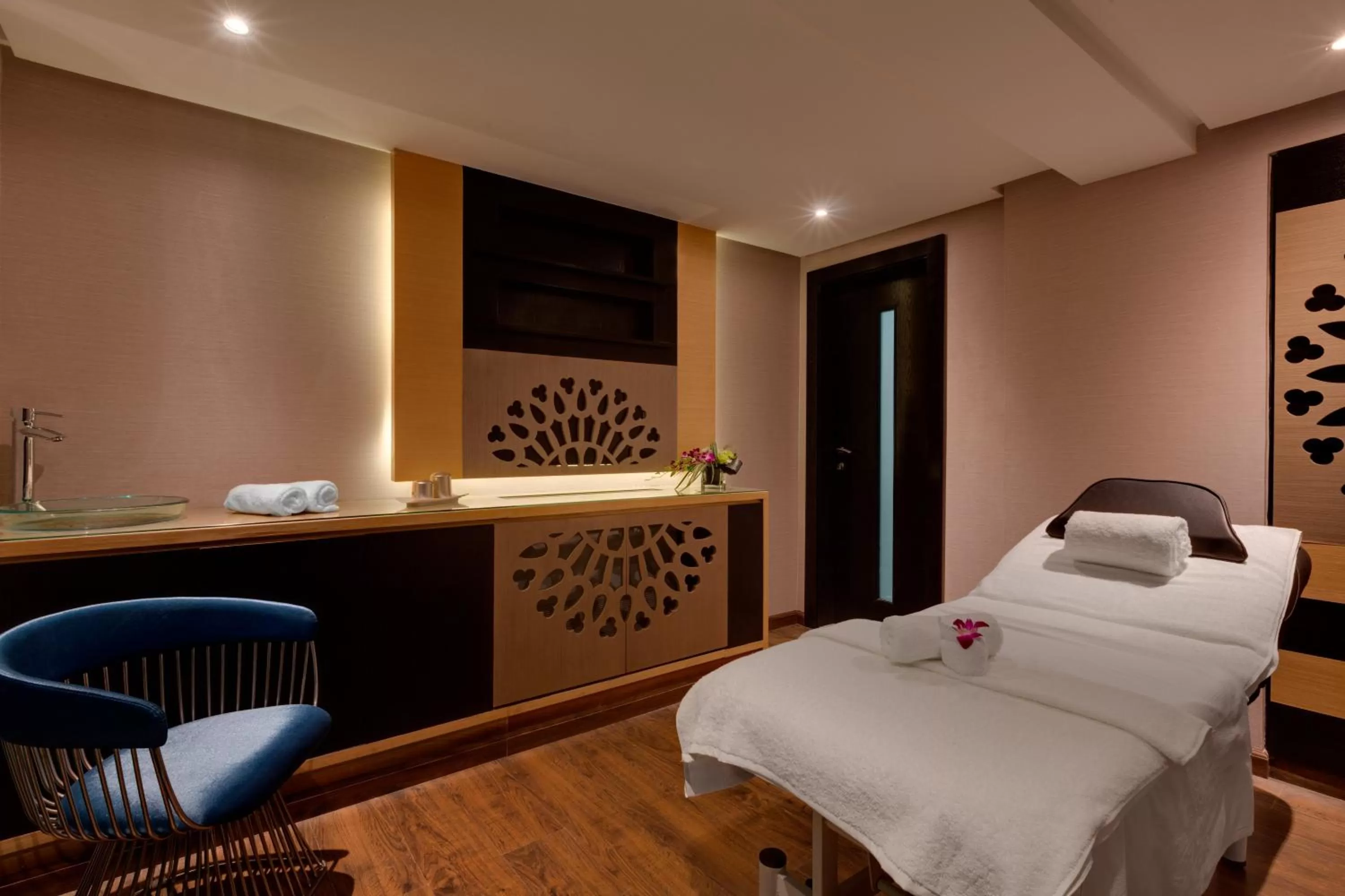 Spa and wellness centre/facilities, Bed in Ramada Hotel and Suites Amwaj Islands