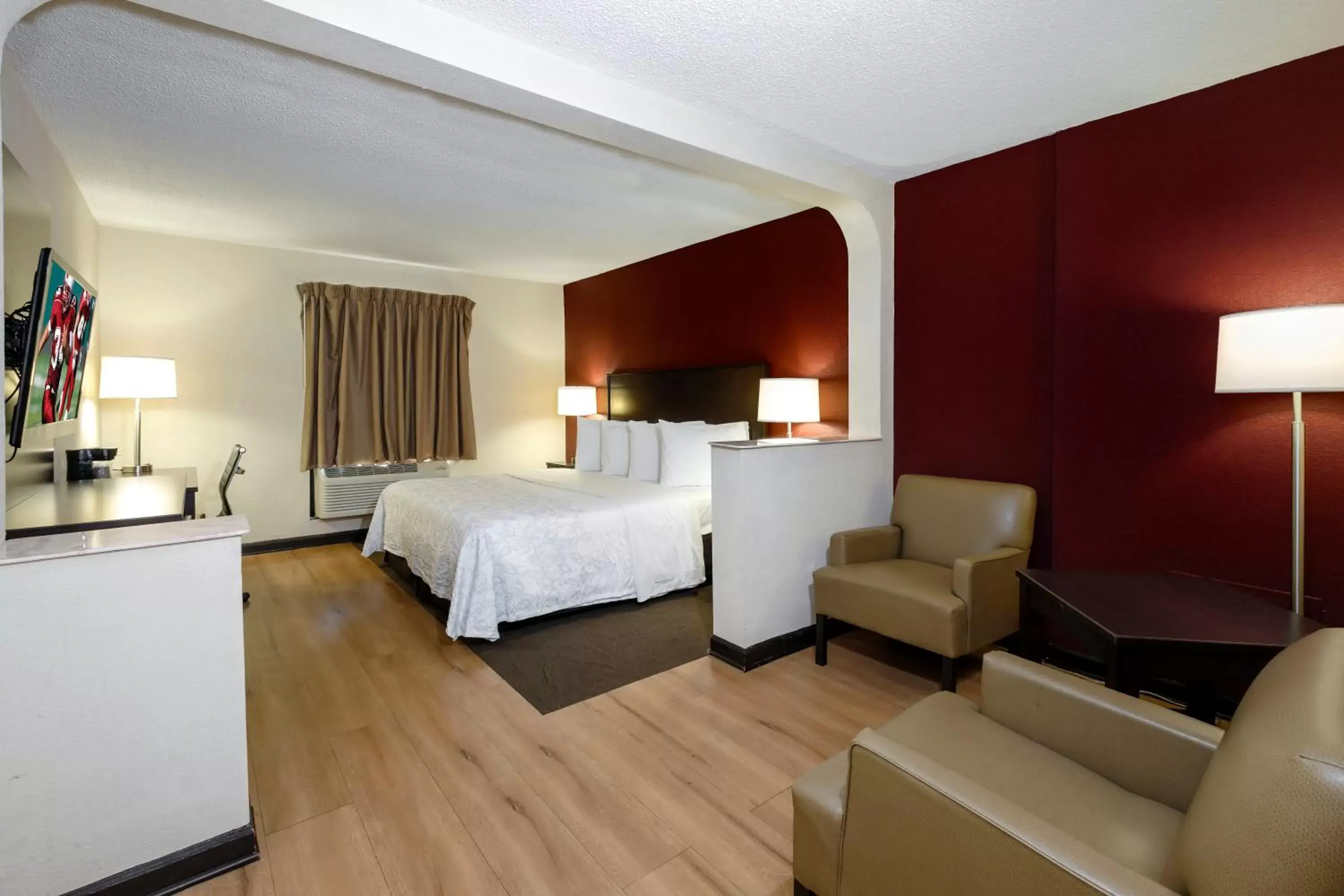 Photo of the whole room, Bed in Red Roof Inn PLUS+ & Suites Opelika