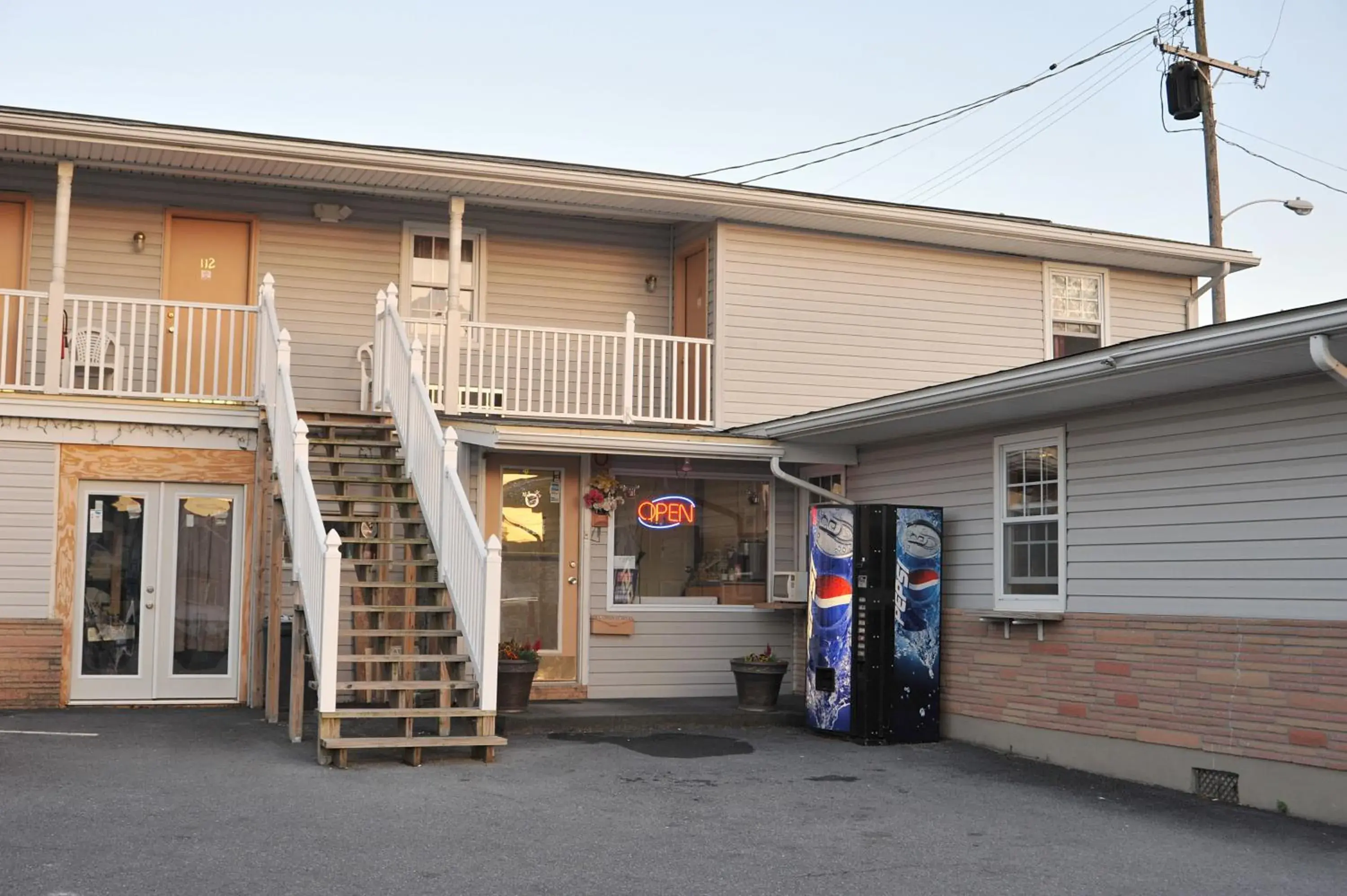 Facade/entrance, Property Building in Dutch Motel Palmyra