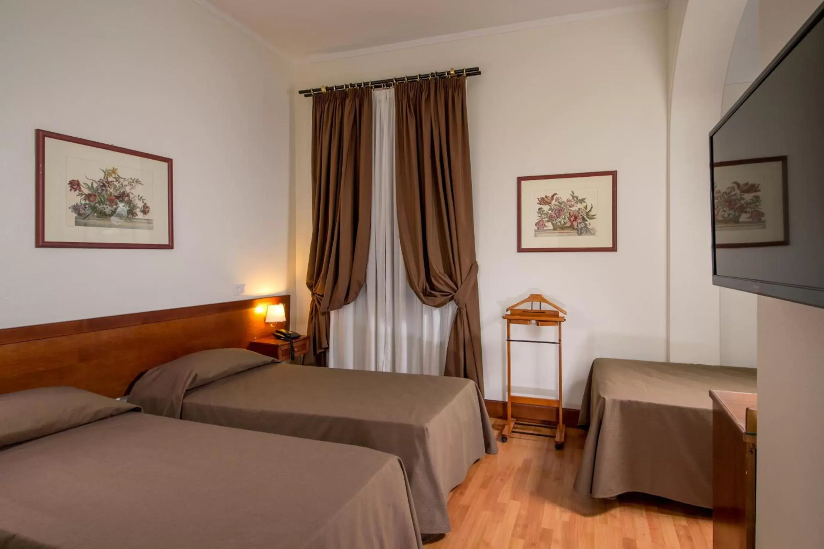 Photo of the whole room, Bed in Hotel Villa Grazioli