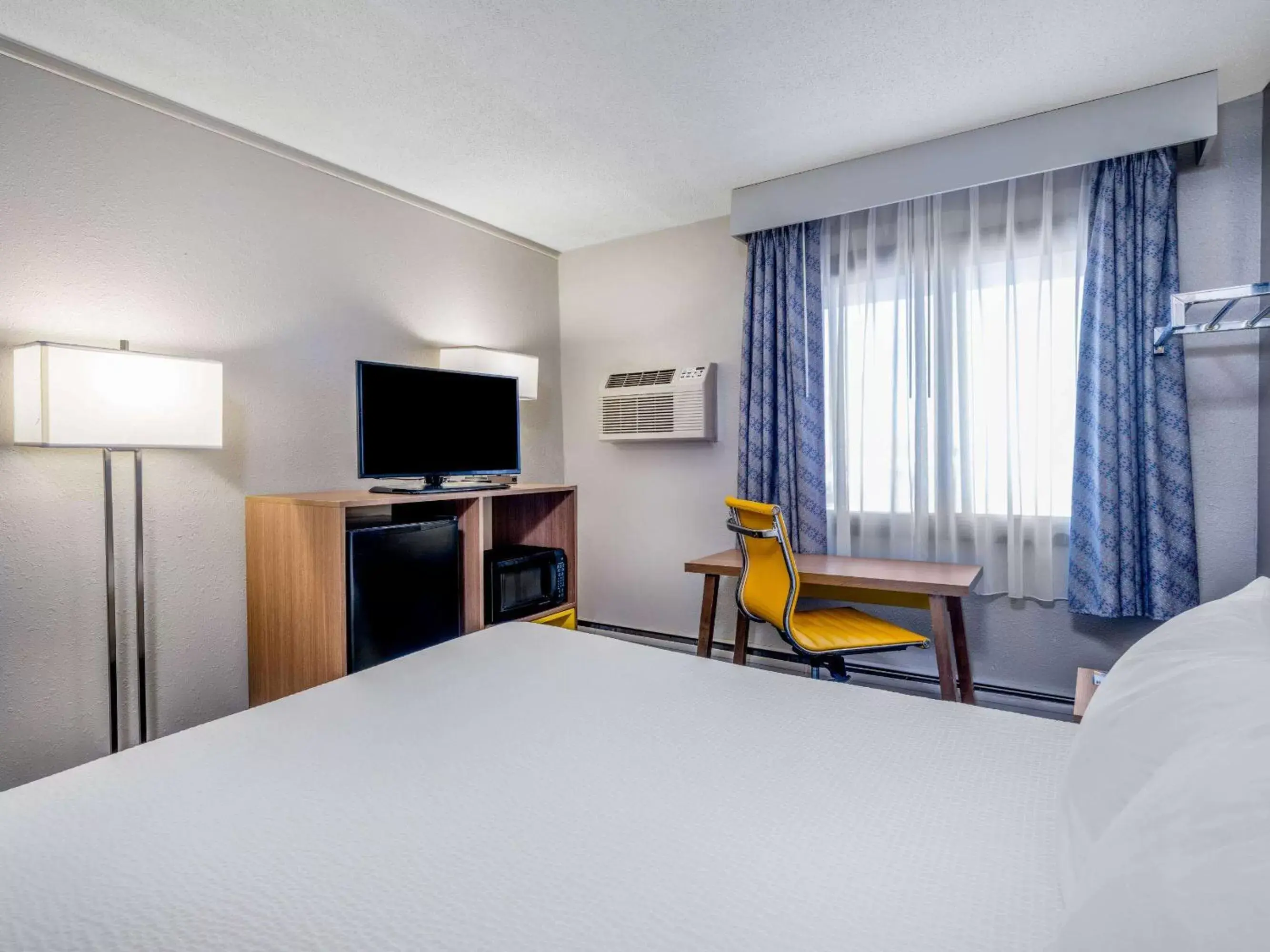 Photo of the whole room, Bed in Days Inn by Wyndham Sioux Falls Airport