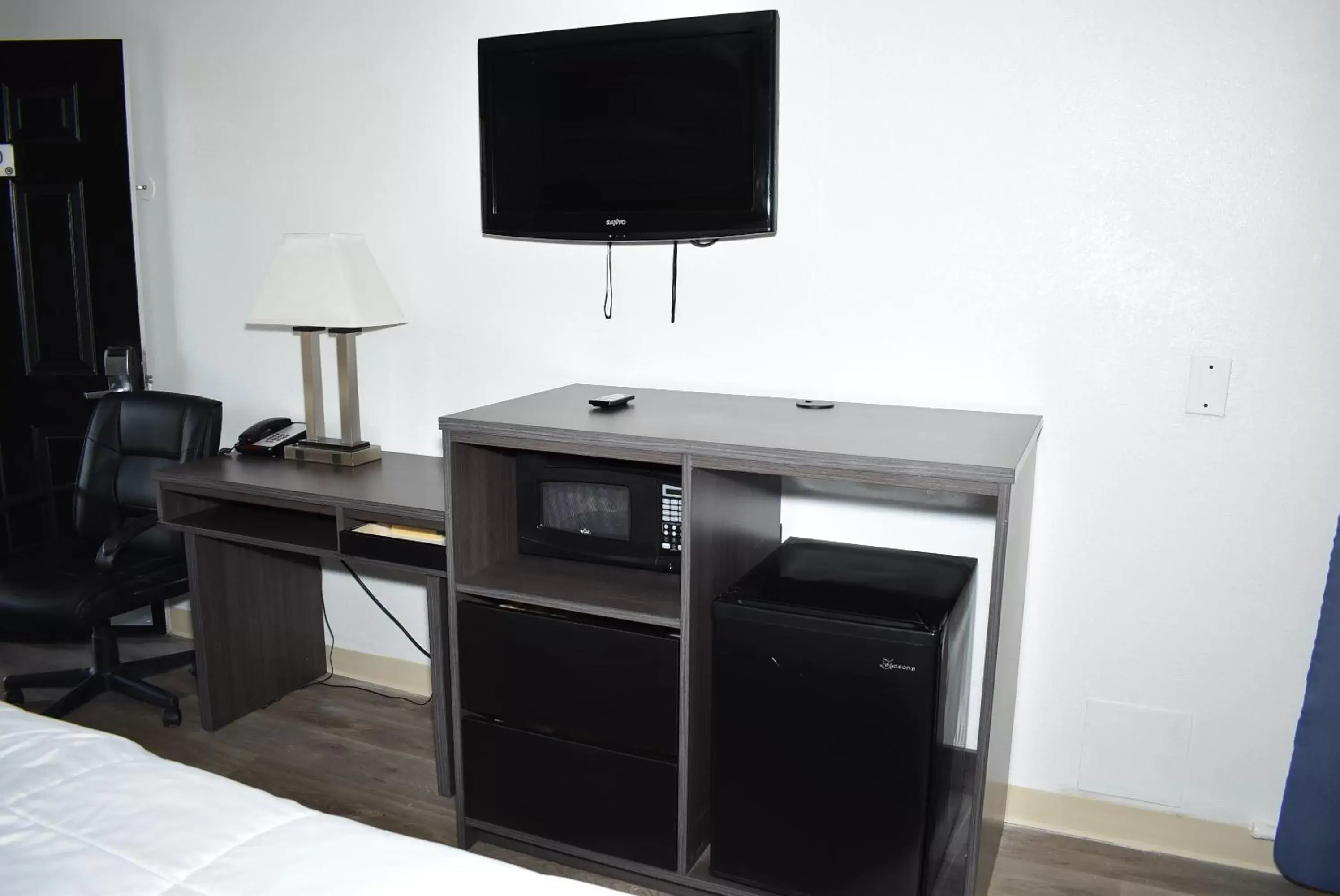 TV and multimedia, TV/Entertainment Center in Super 8 by Wyndham Fredericksburg