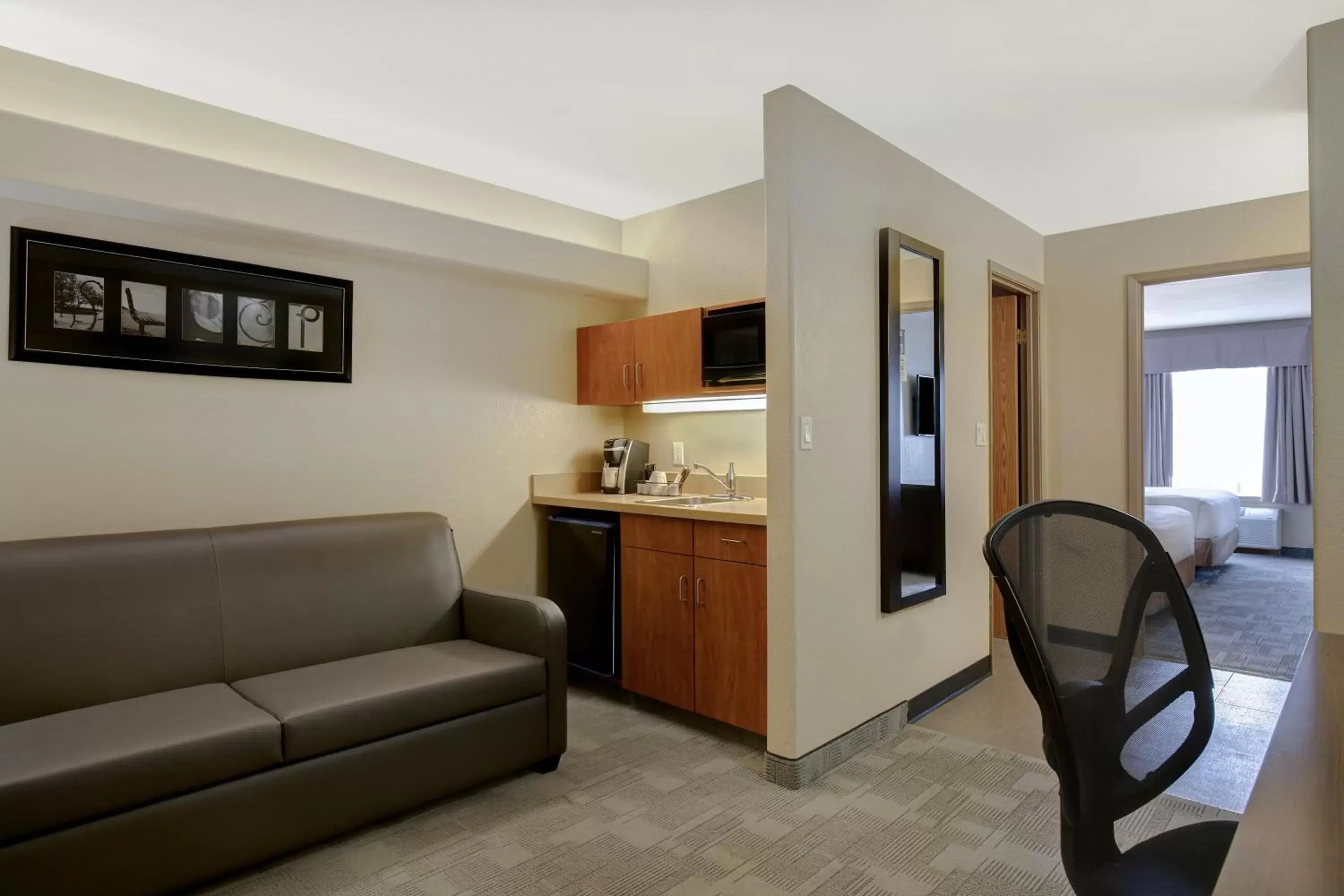 Coffee/tea facilities, Kitchen/Kitchenette in Days Inn by Wyndham Medicine Hat