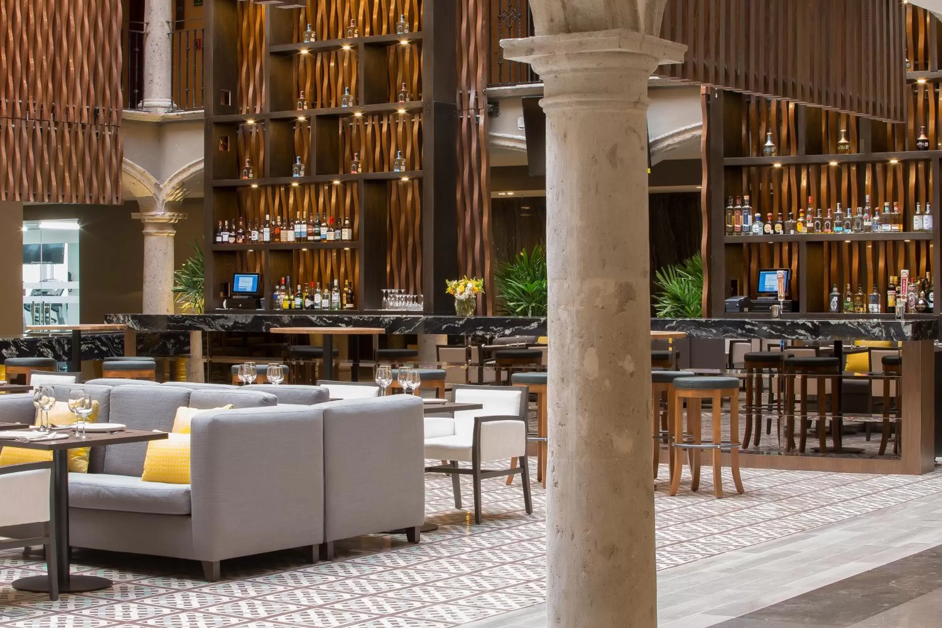 Restaurant/places to eat, Lounge/Bar in Hotel Indigo Guadalajara Expo, an IHG Hotel