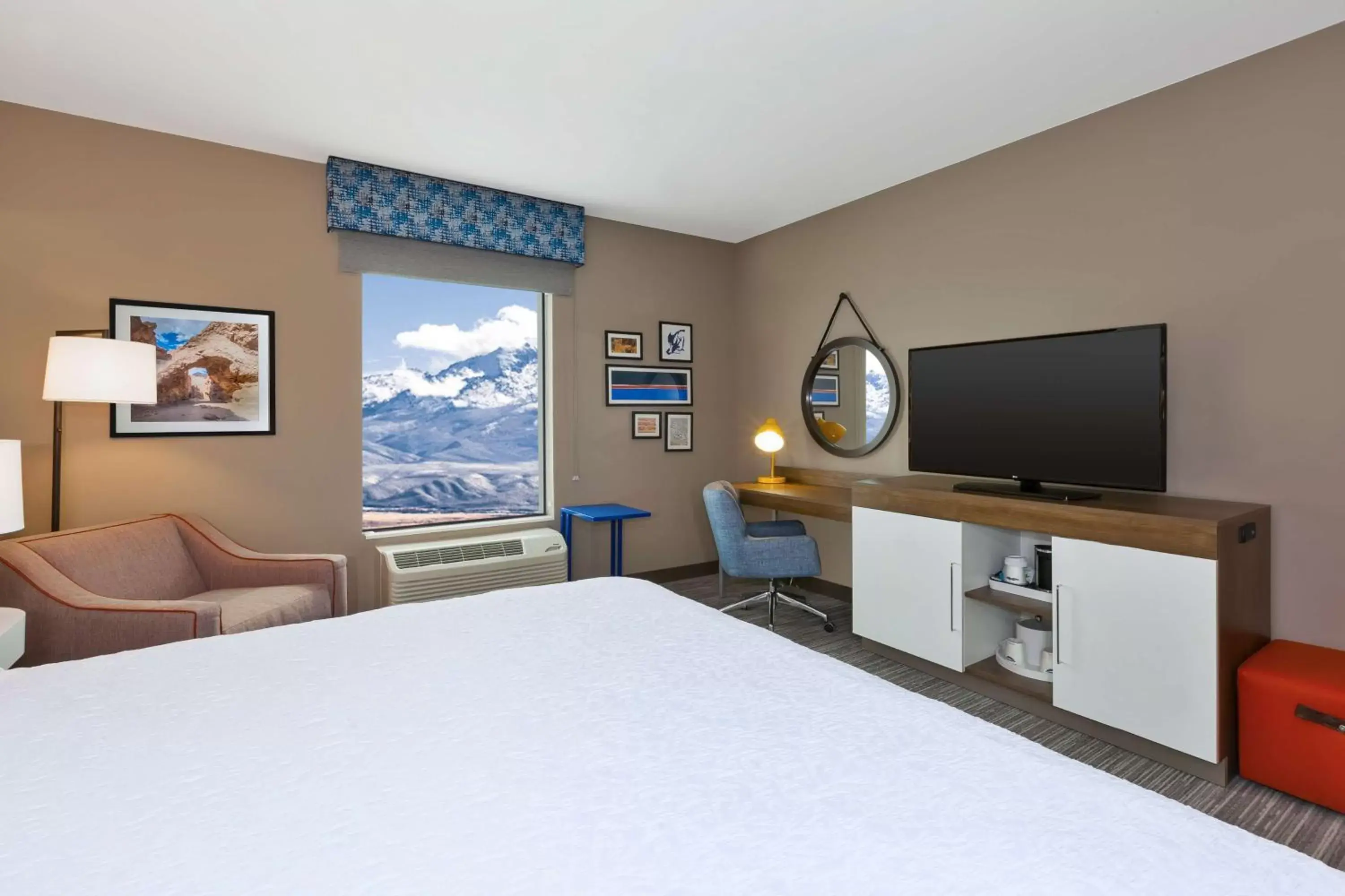 Bedroom, TV/Entertainment Center in Hampton Inn & Suites Wells, Nv