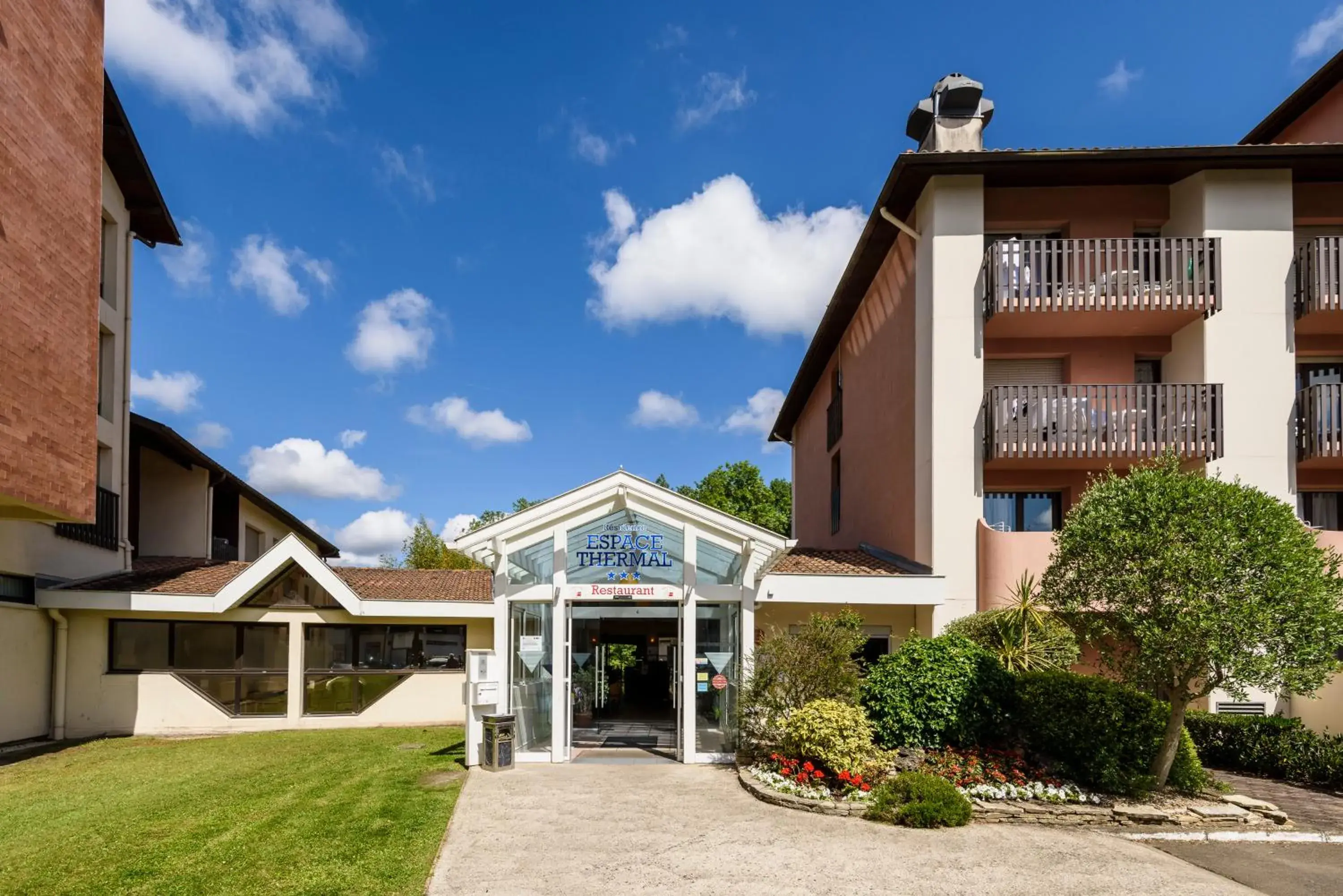 Facade/entrance, Property Building in L'Espace Thermal