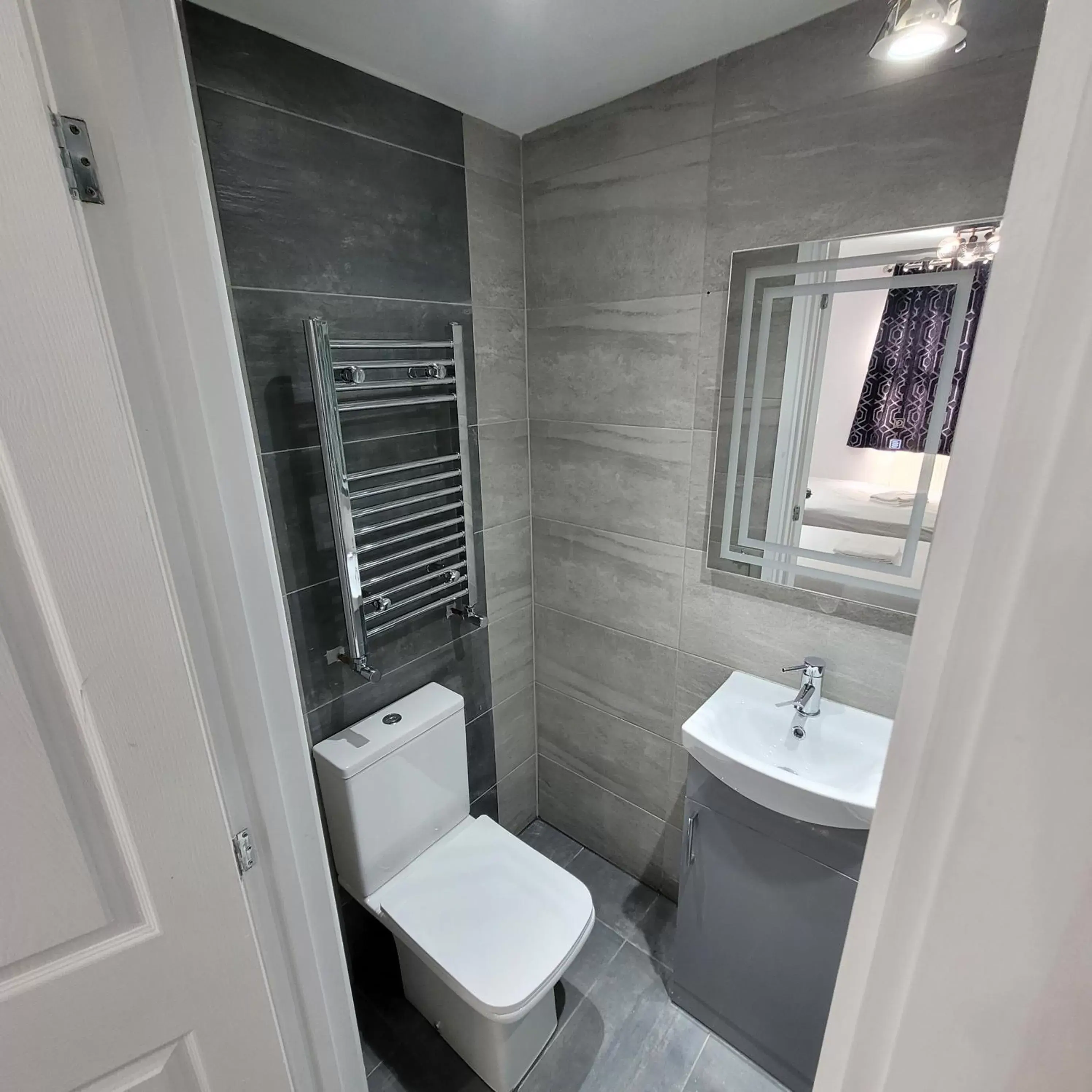 Bathroom in Argyle Square Hotel