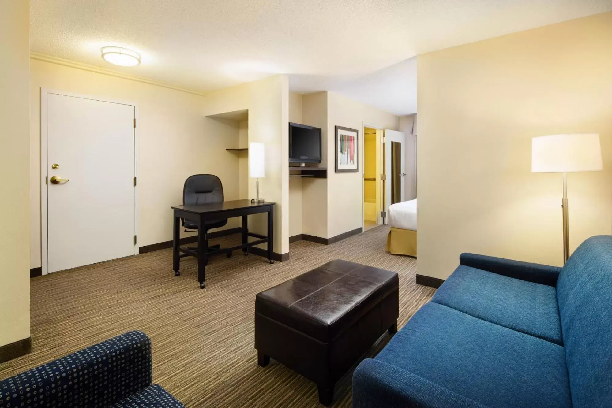 Communal lounge/ TV room, Seating Area in Holiday Inn Express & Suites Alpharetta, an IHG Hotel