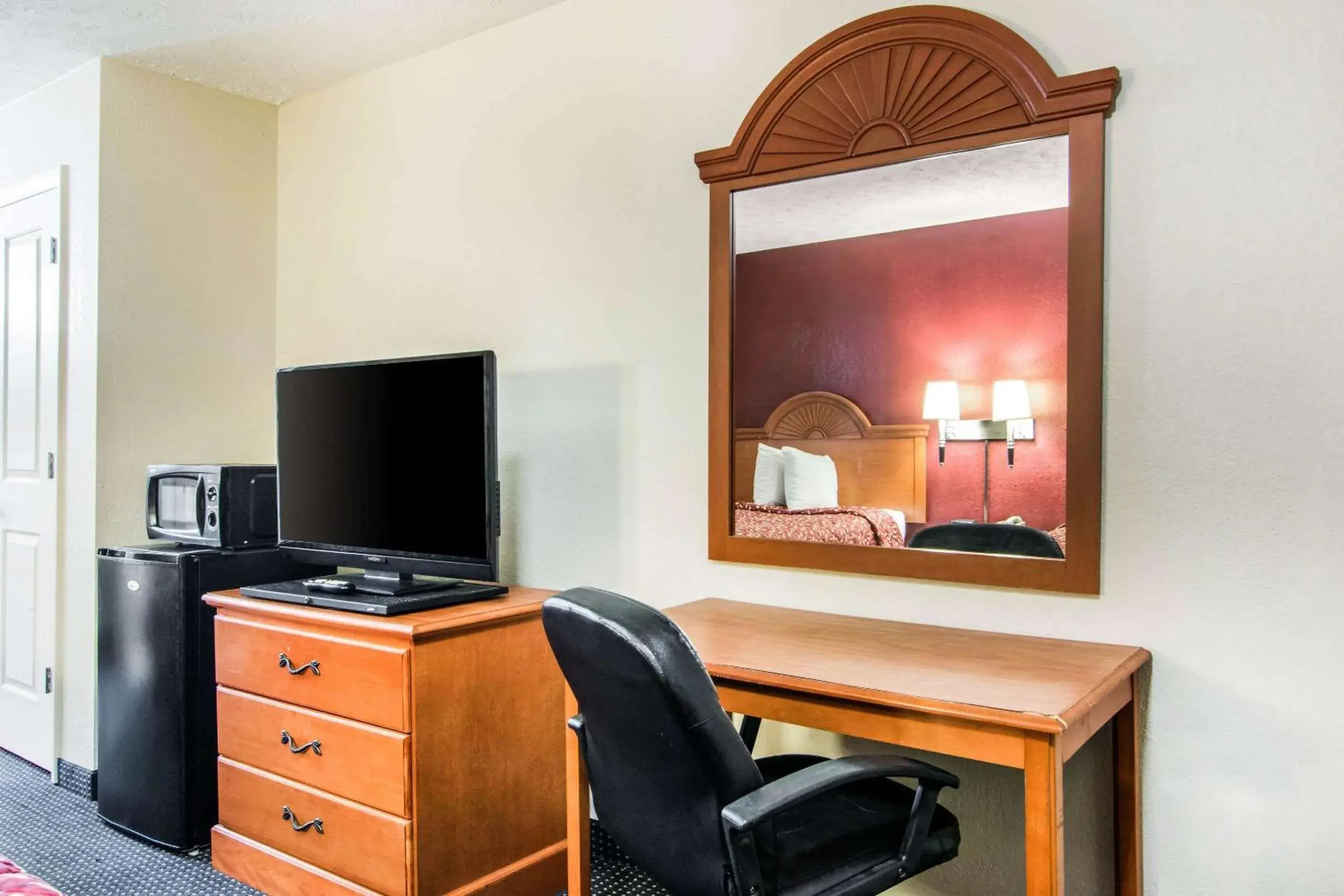 Photo of the whole room, TV/Entertainment Center in Rodeway Inn