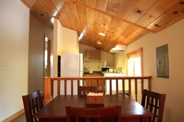 Dining Area in Phoenicia Lodge