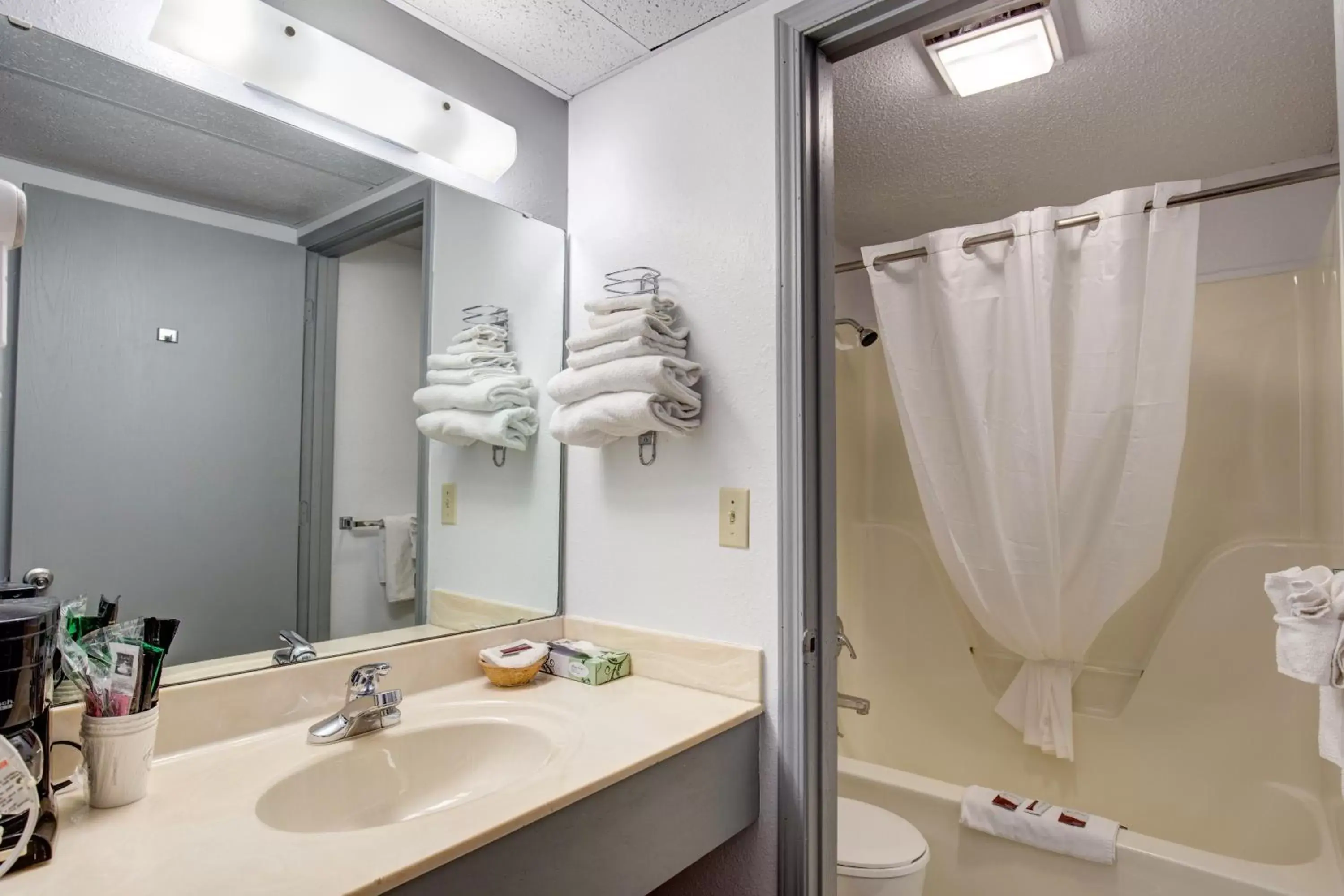 Shower, Bathroom in Southern Oaks Inn