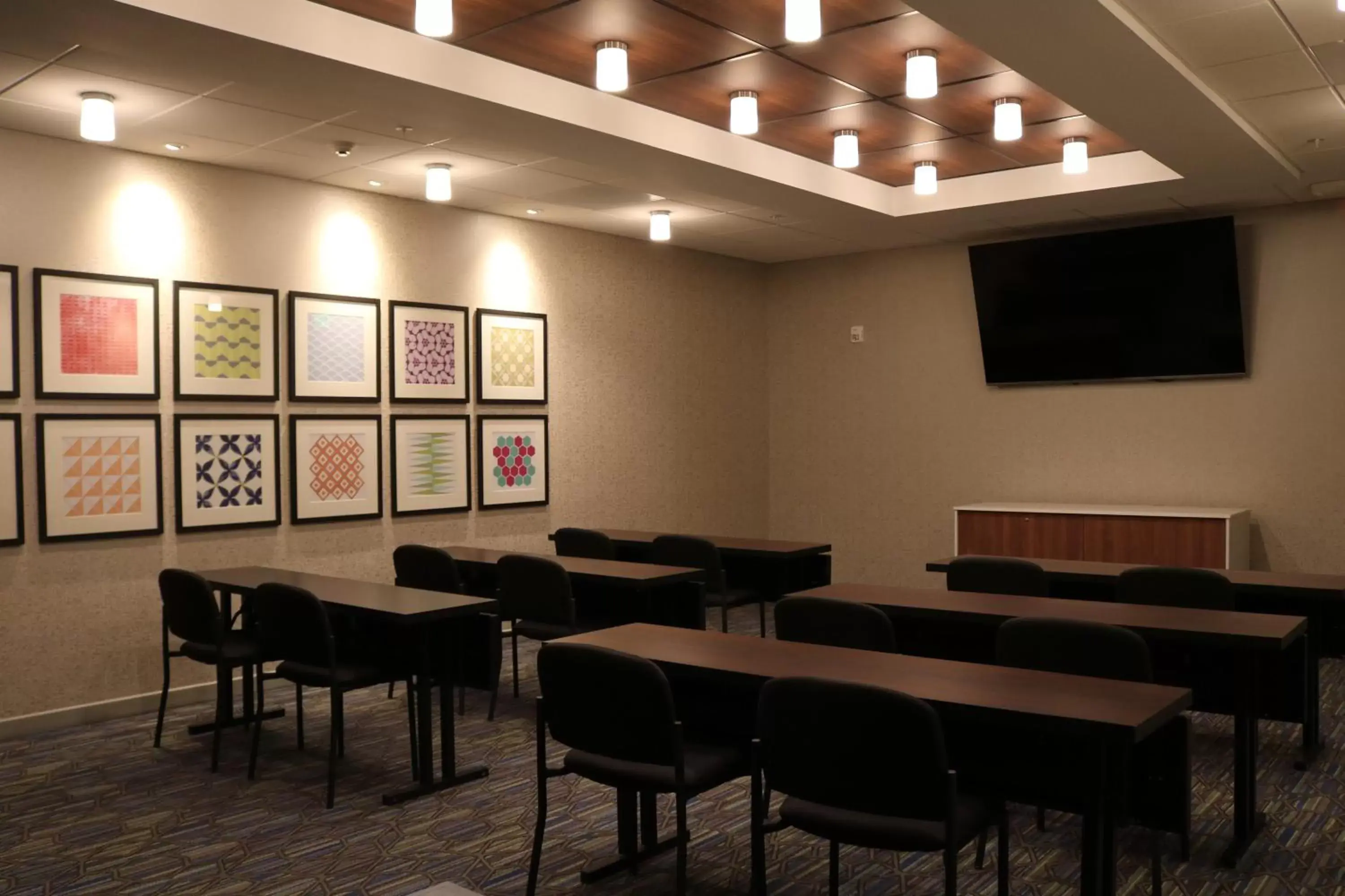 Meeting/conference room in Holiday Inn Express & Suites - Portland Airport - Cascade Stn, an IHG Hotel