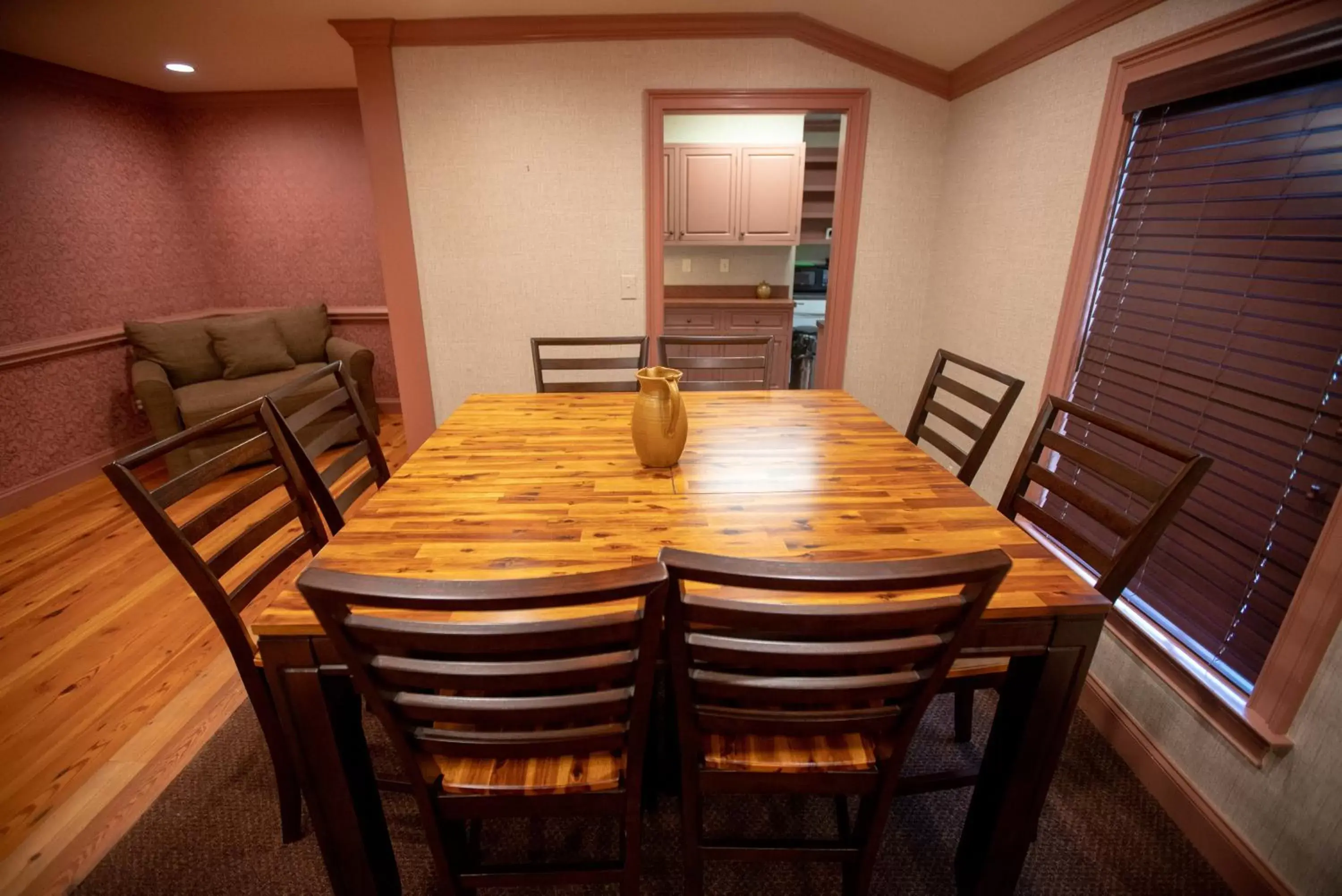 Dining Area in Howard's Creek Inn