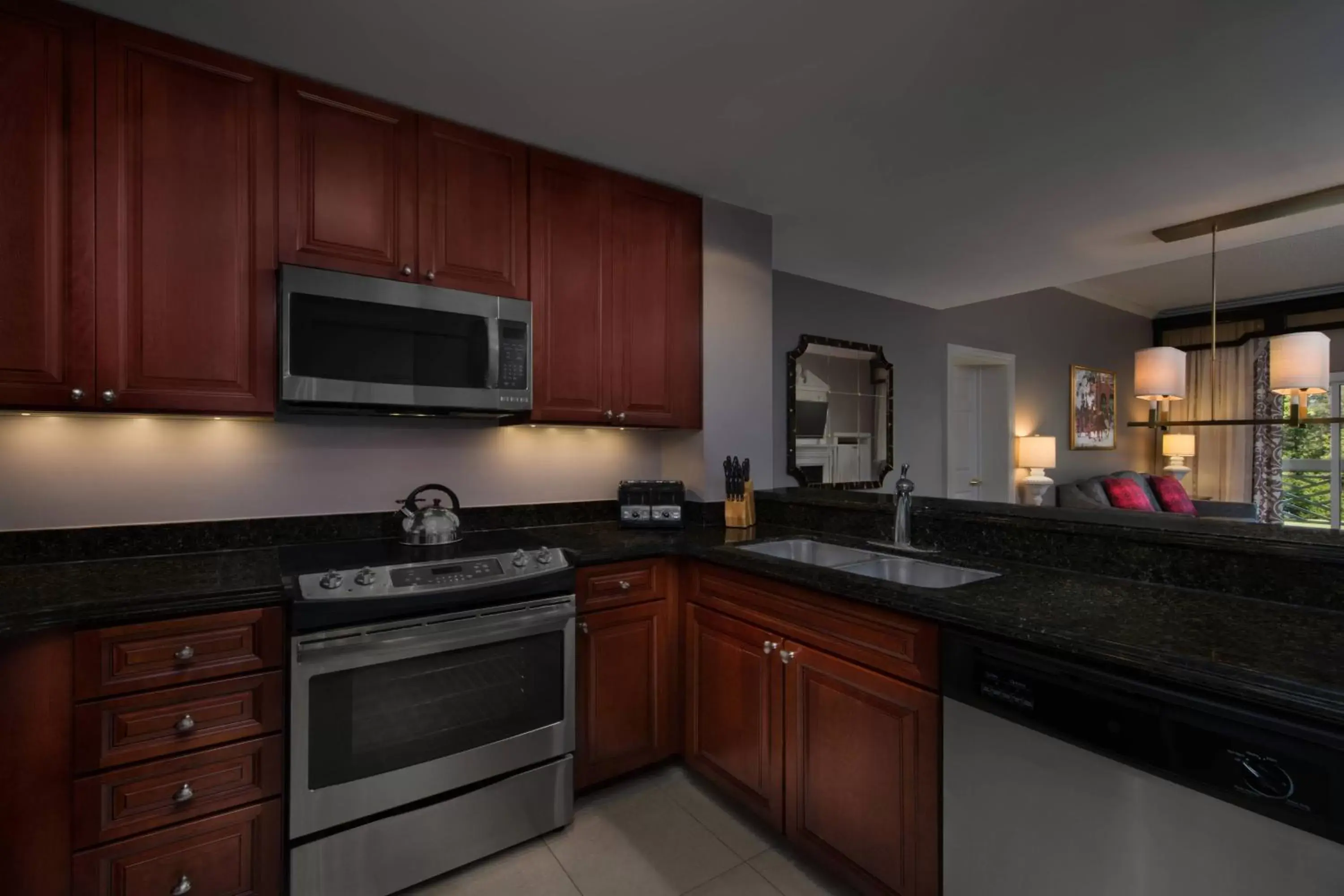 Bedroom, Kitchen/Kitchenette in Marriott's Manor Club at Ford's Colony