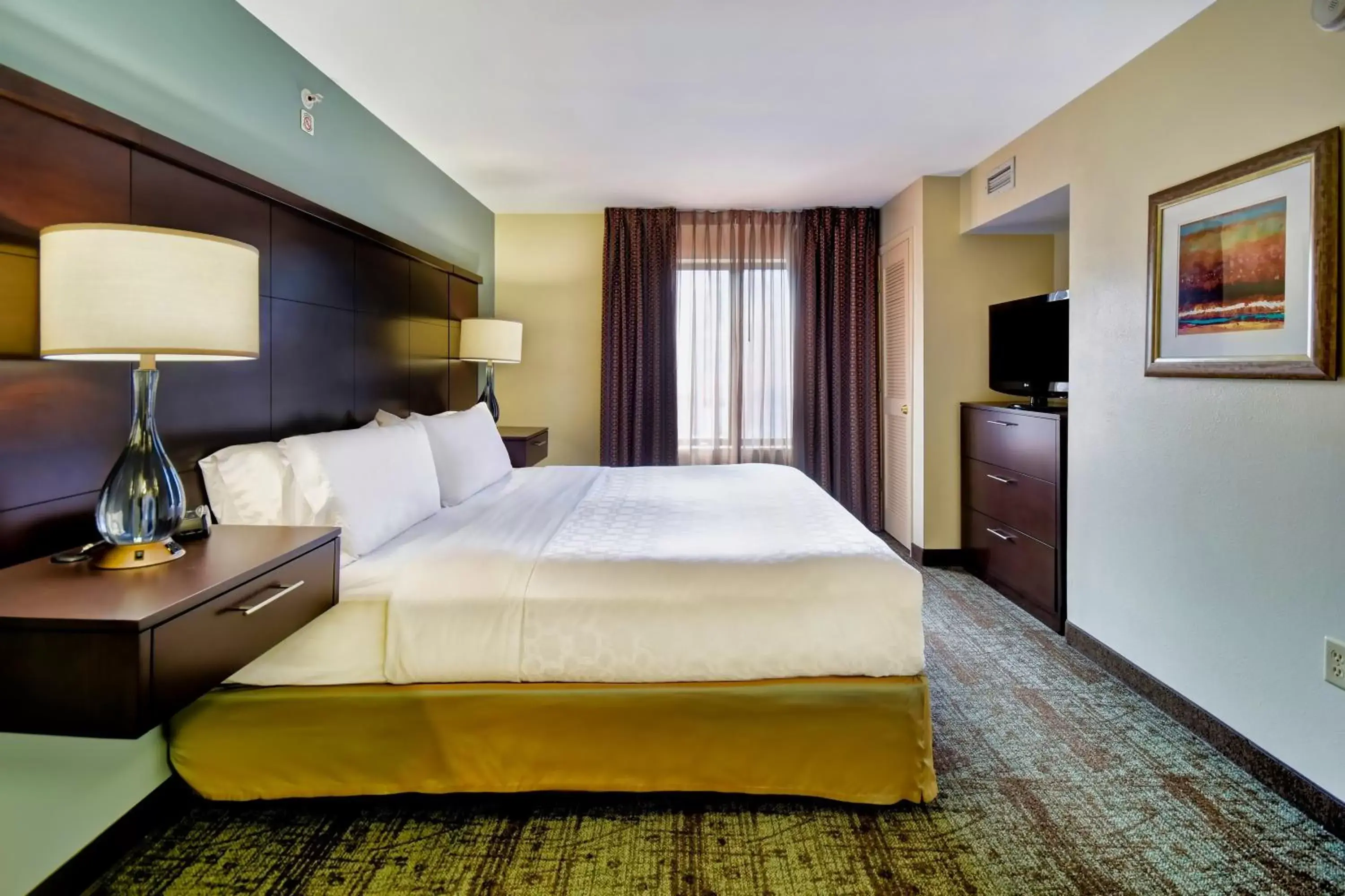 Photo of the whole room, Bed in Staybridge Suites Middleton/Madison-West, an IHG Hotel