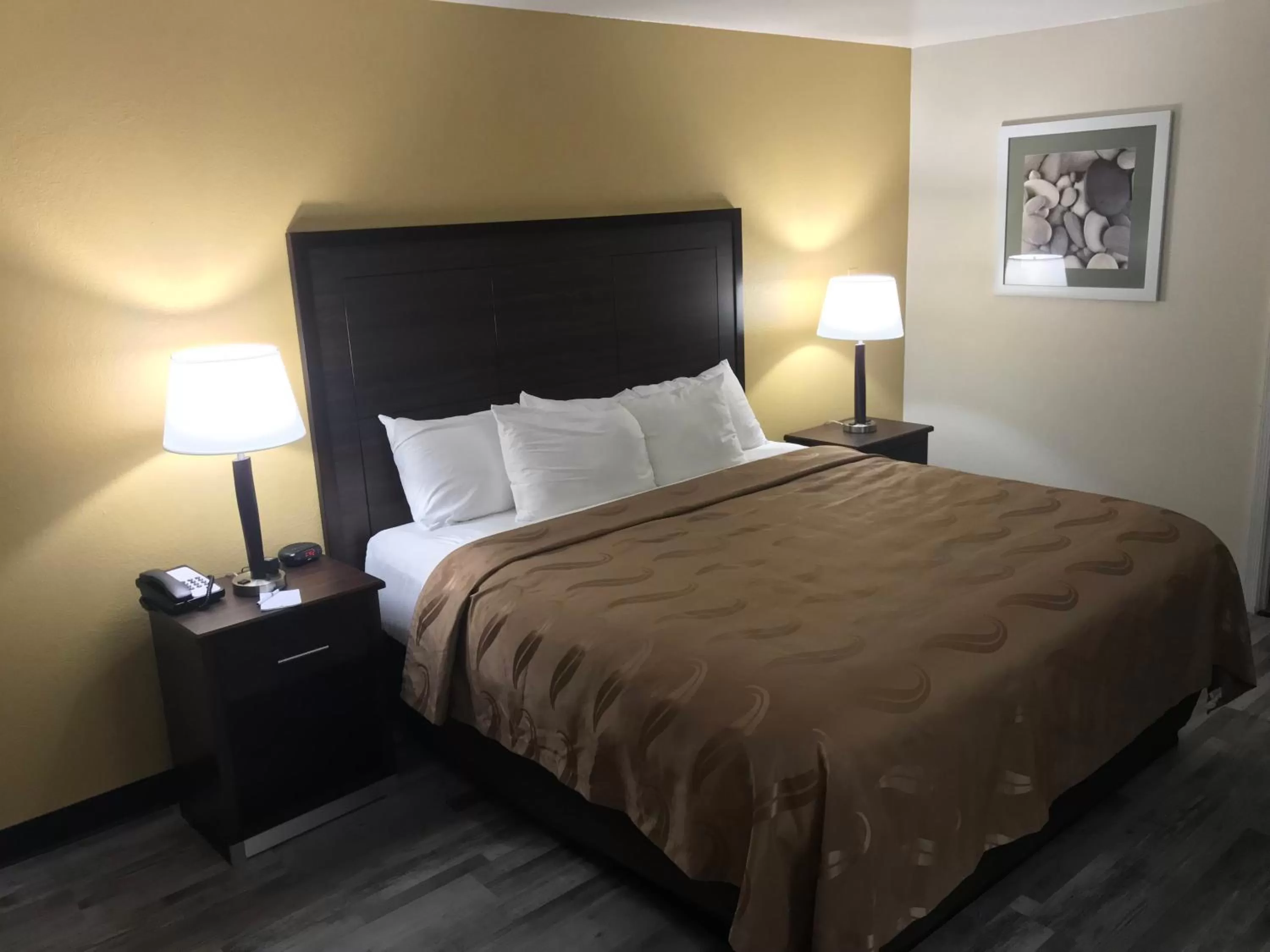 Bedroom, Bed in Quality Inn & Suites near Downtown Mesa