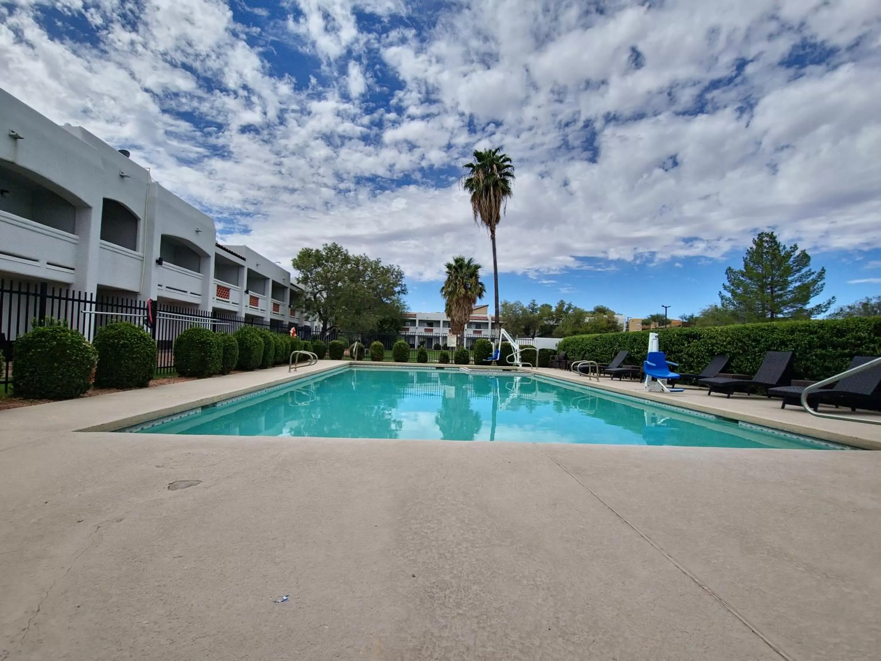 Property building in Los Viajeros Inn