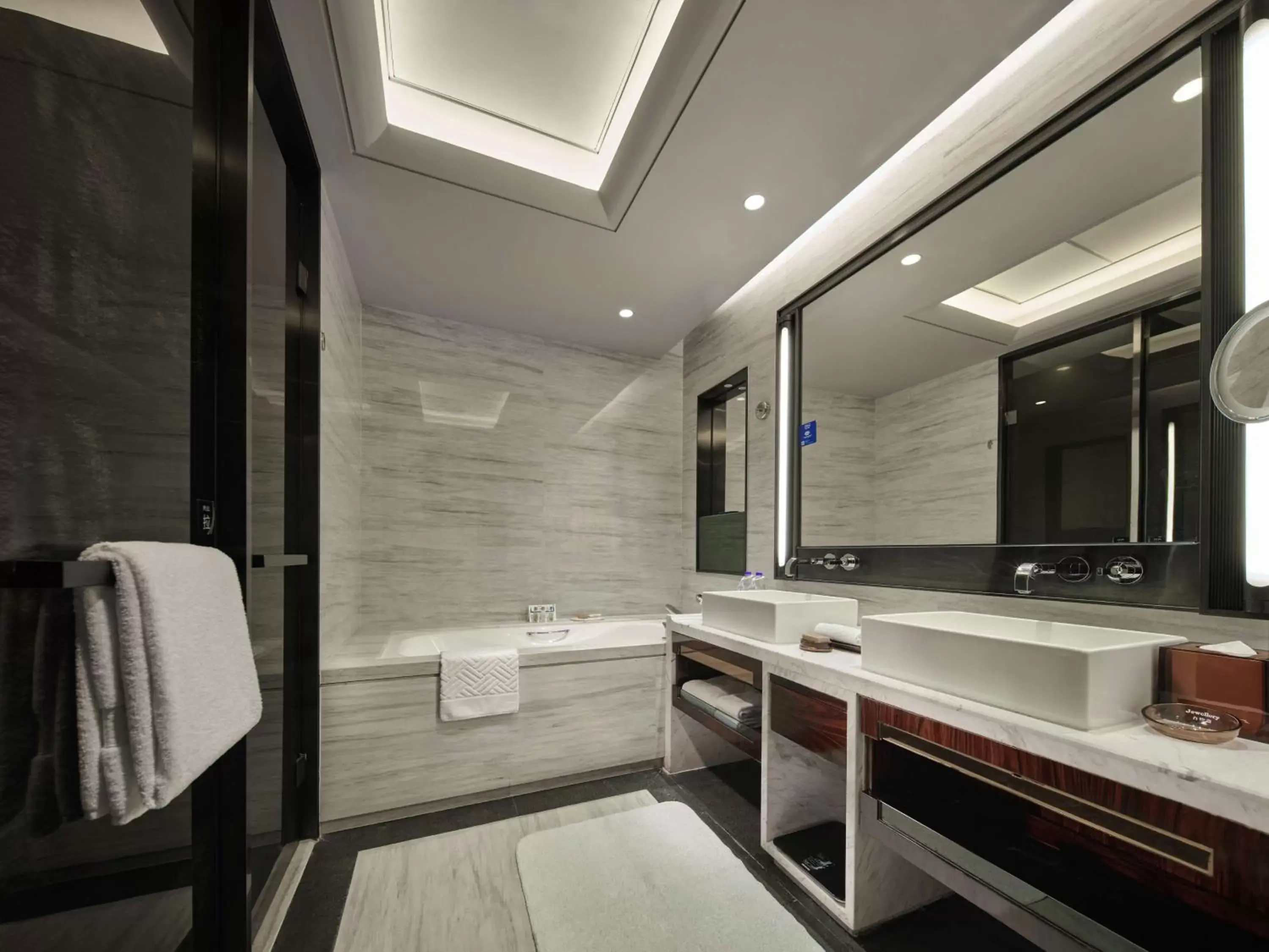 Bathroom in Hilton Shenzhen Shekou Nanhai