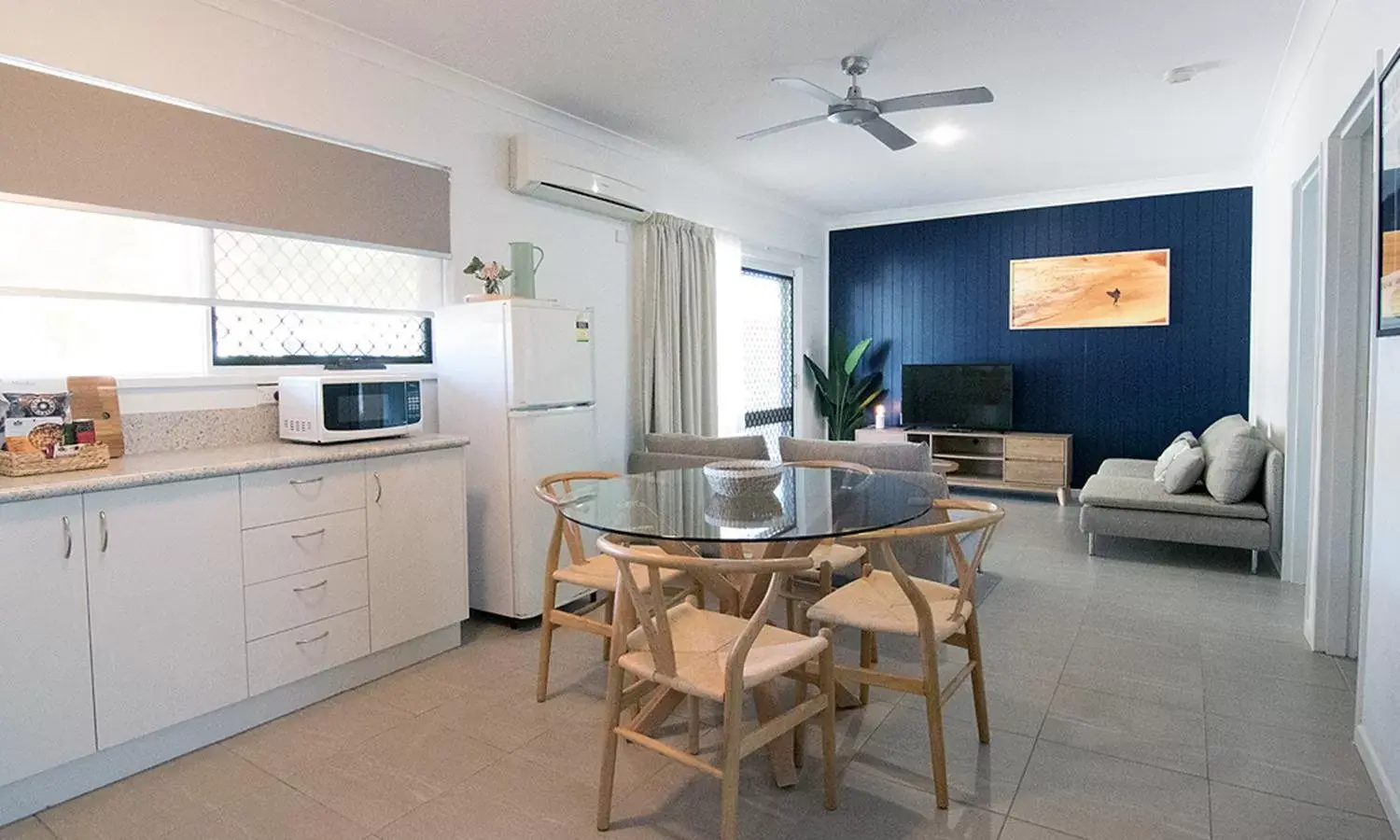 Kitchen or kitchenette, Dining Area in The Carmel Yamba