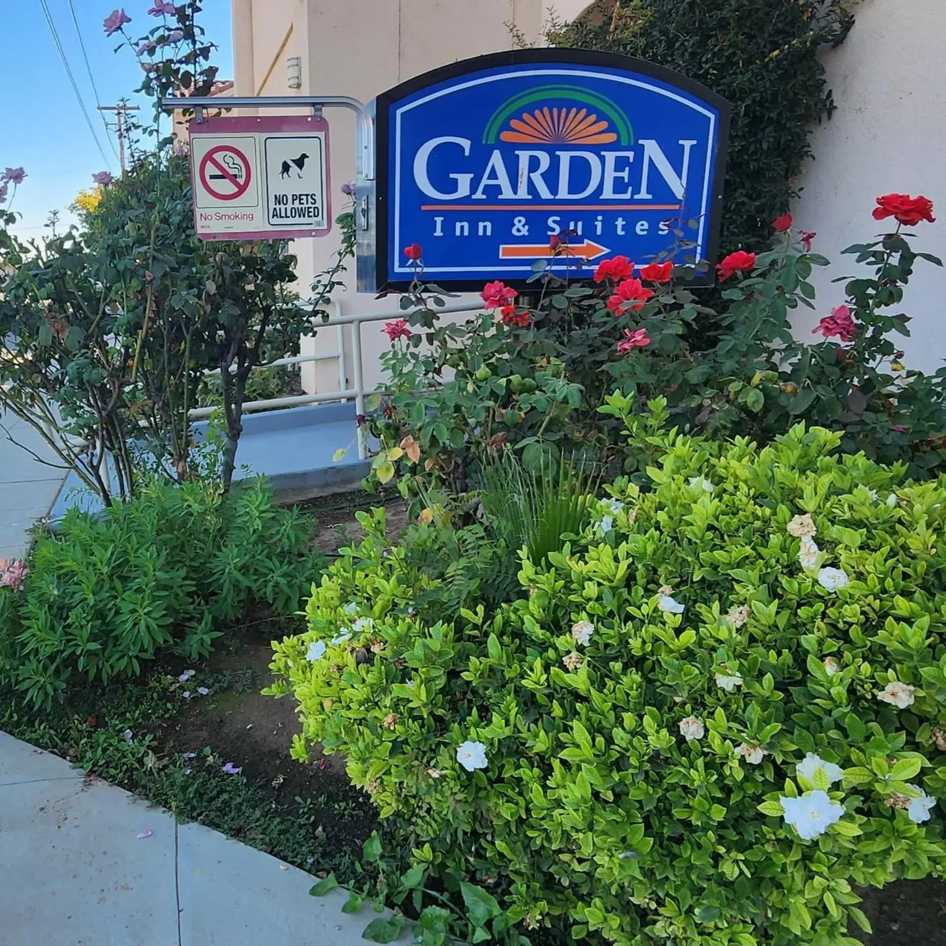 Facade/entrance in Garden Inn and Suites Fresno