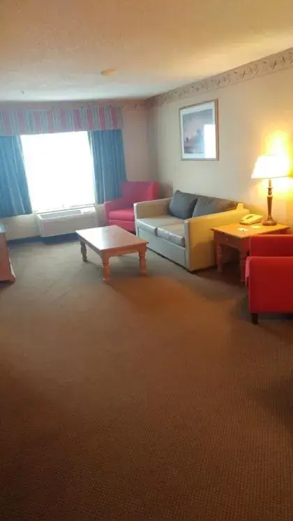 Bedroom, Seating Area in Country Inn & Suites by Radisson, Waterloo, IA