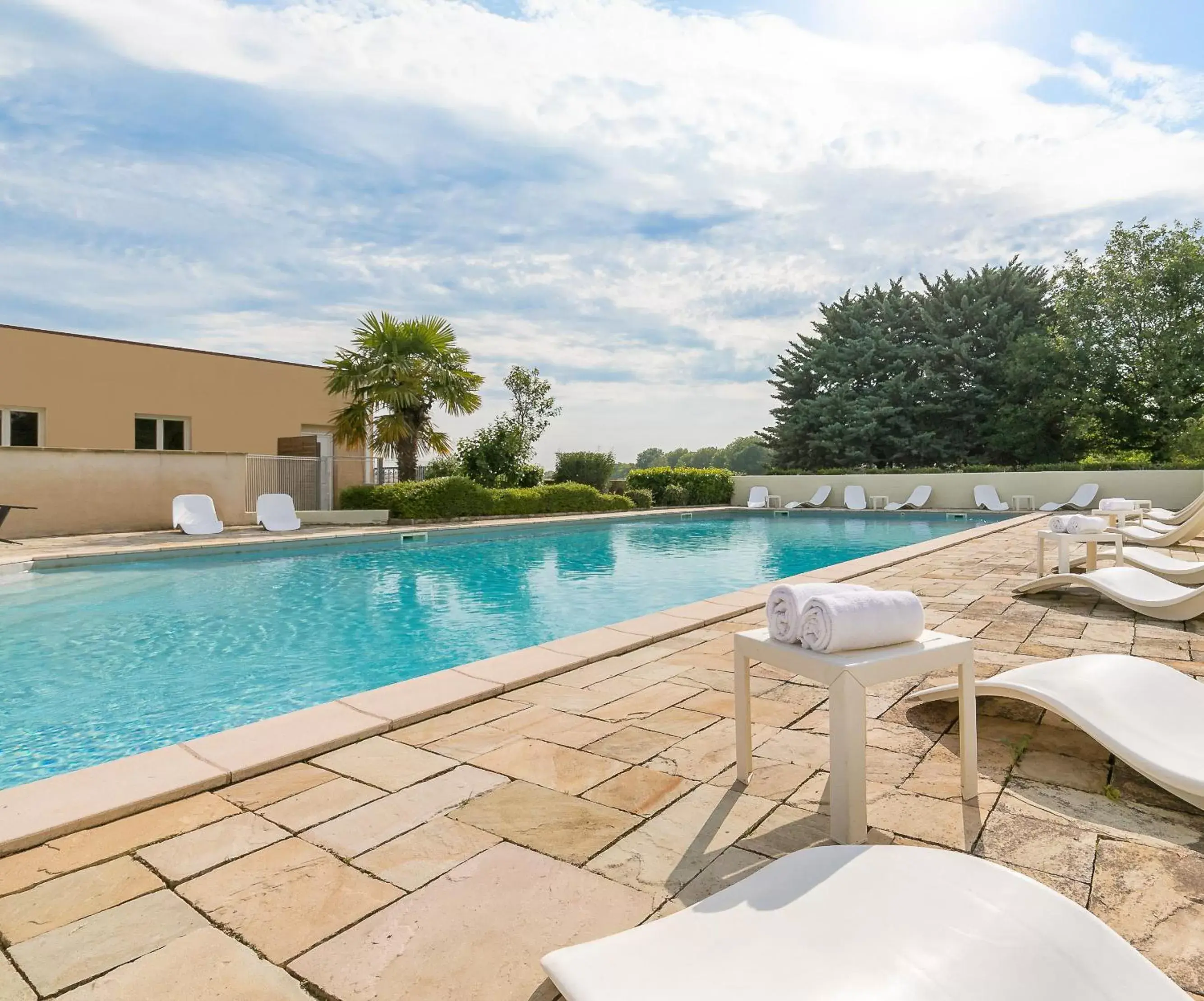 Spring, Swimming Pool in Kyriad Prestige Beaune le Panorama