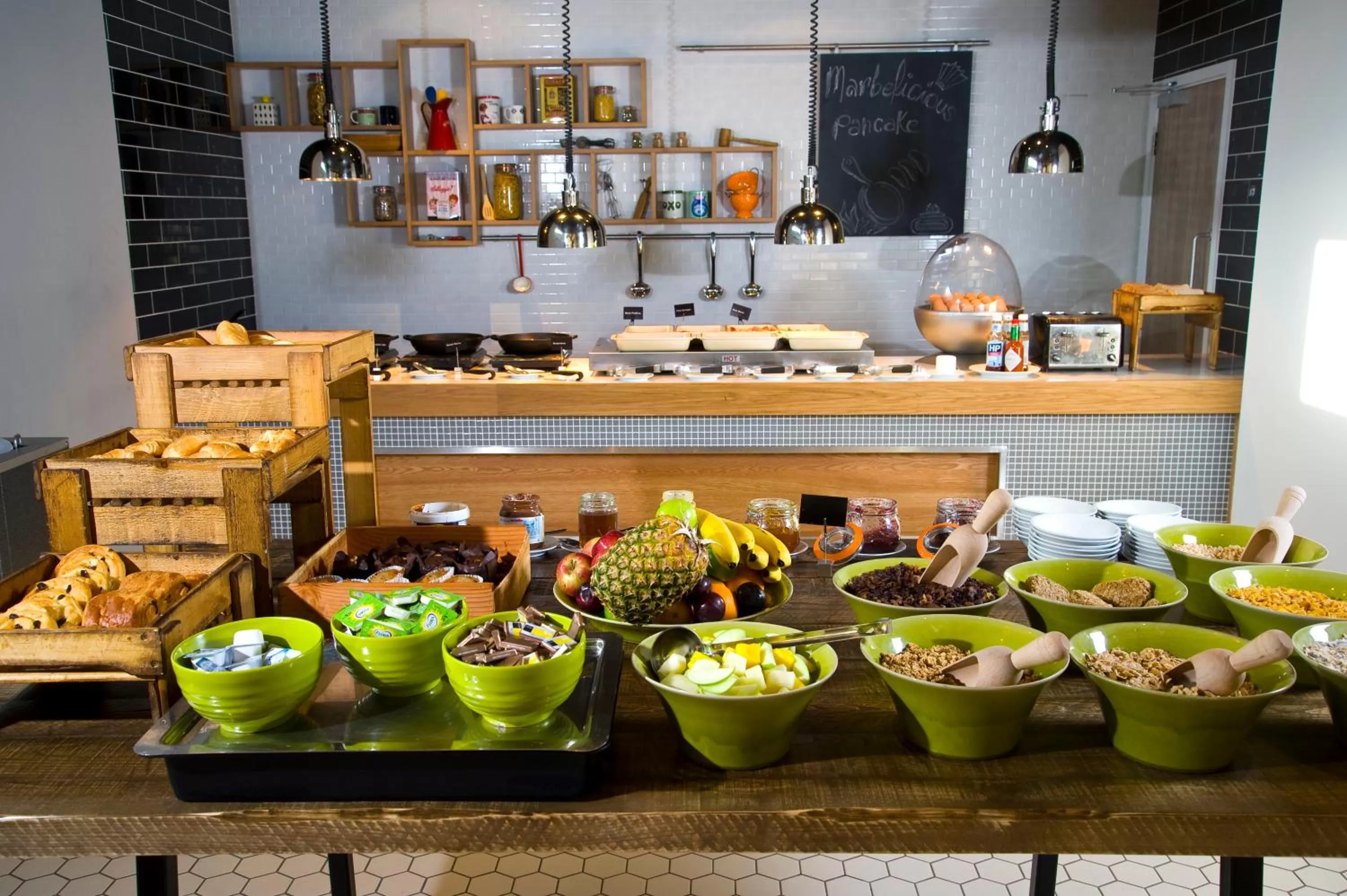 Restaurant/places to eat in Holiday Inn London West by IHG