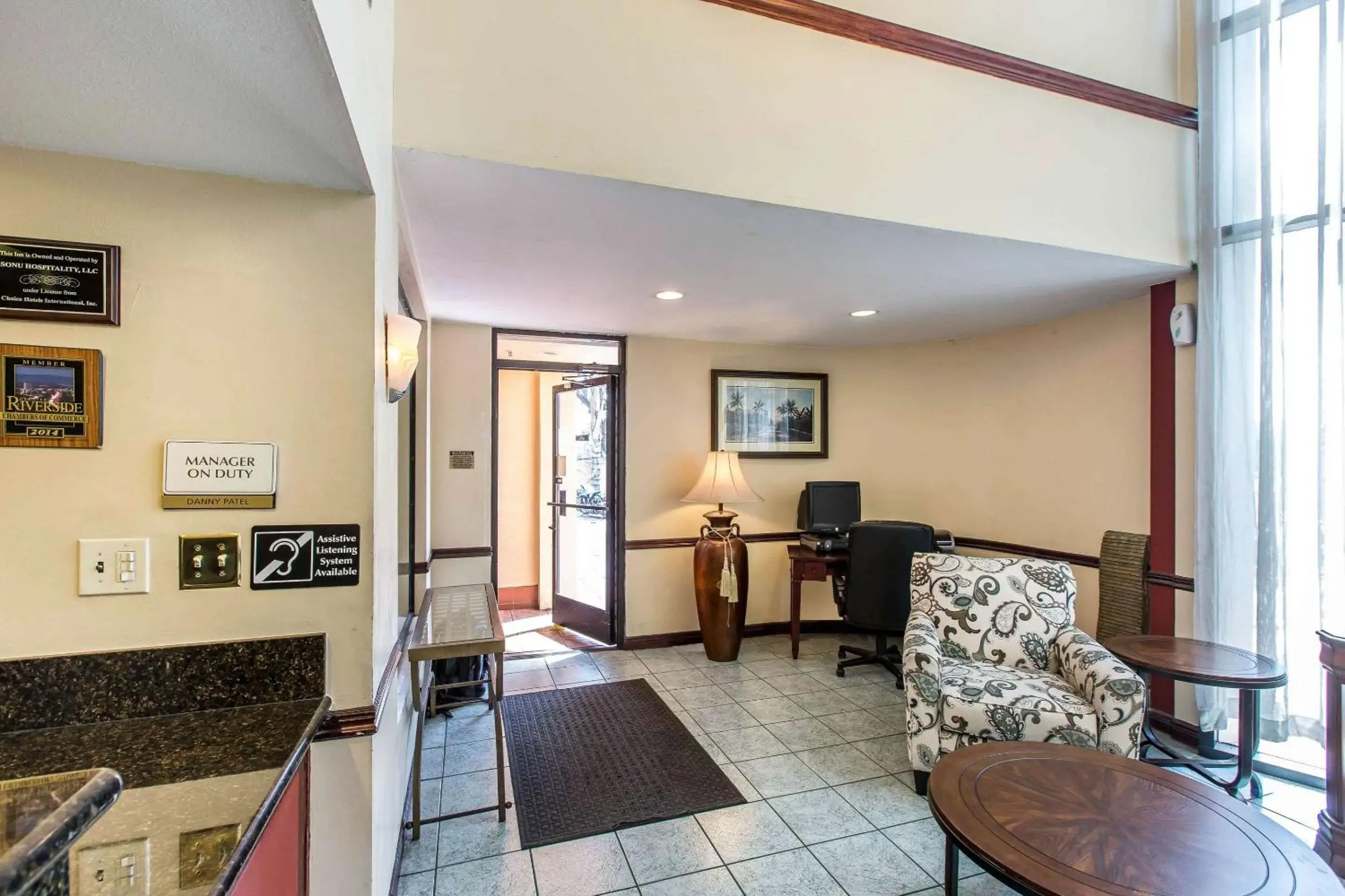 Lobby or reception, Seating Area in Econo Lodge Inn & Suites Riverside - Corona