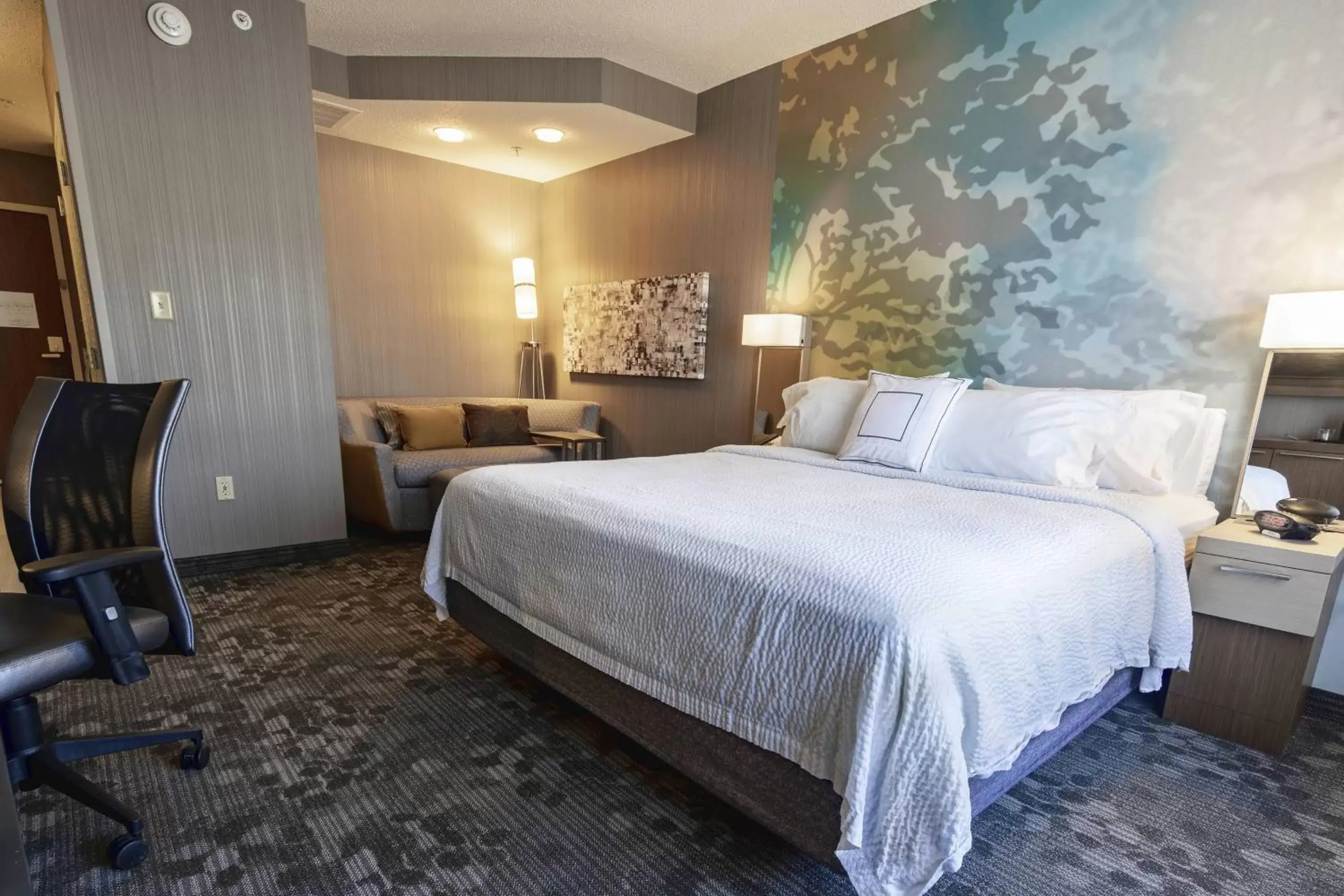 Photo of the whole room, Bed in Courtyard by Marriott Cleveland Willoughby