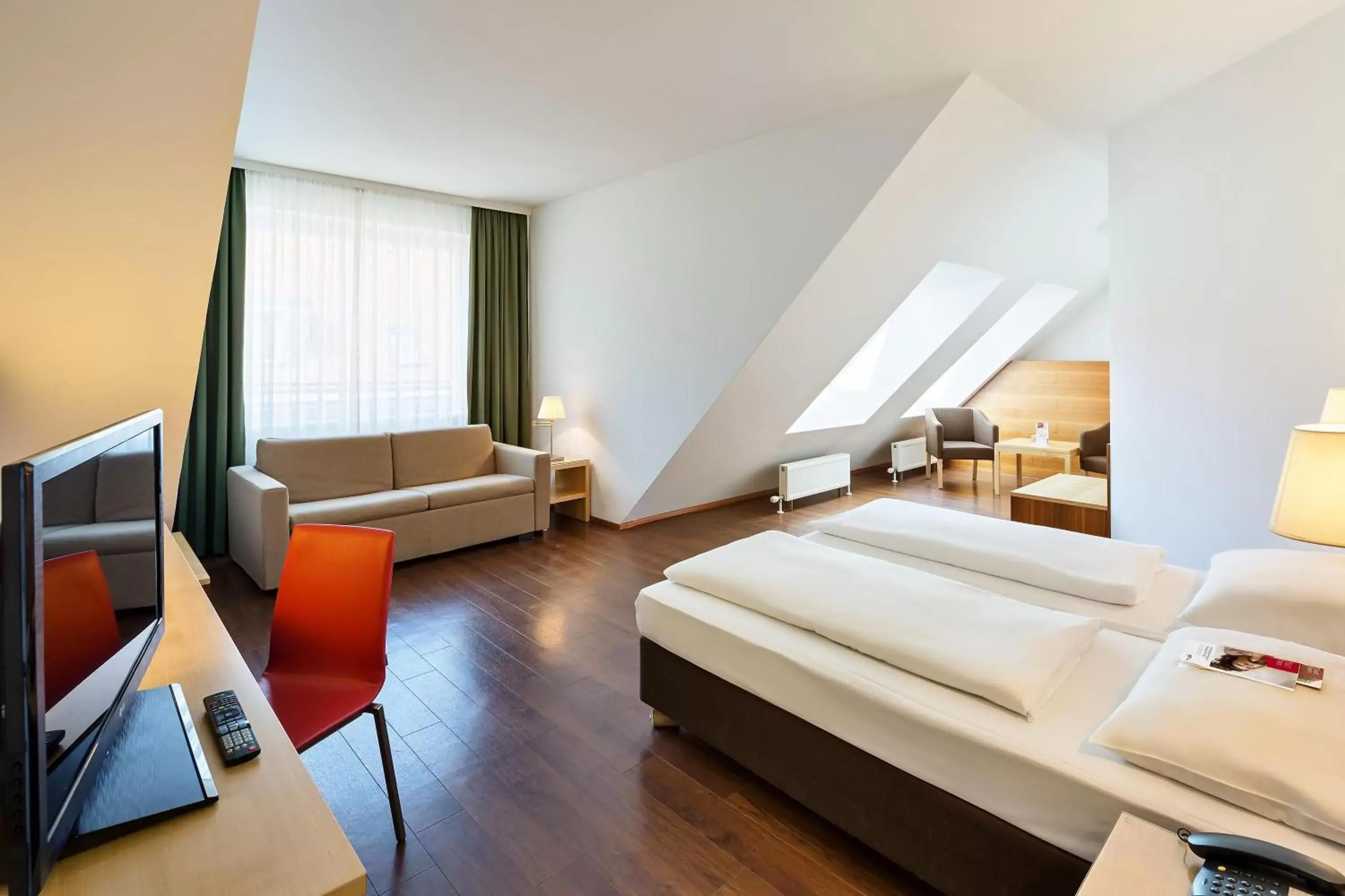 Bed in Austria Trend Hotel beim Theresianum Wien