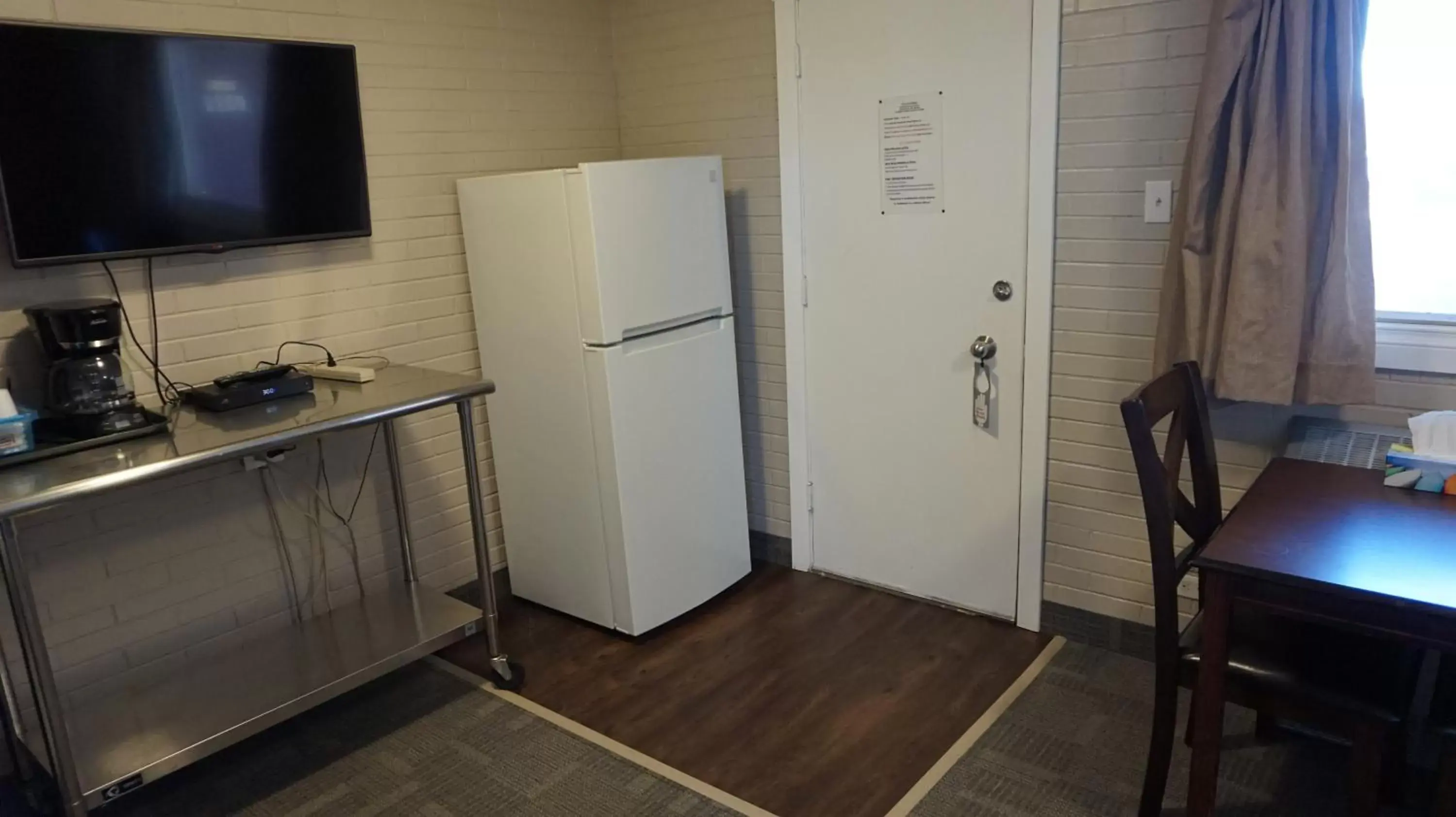 Kitchen/Kitchenette in Caravel Motel