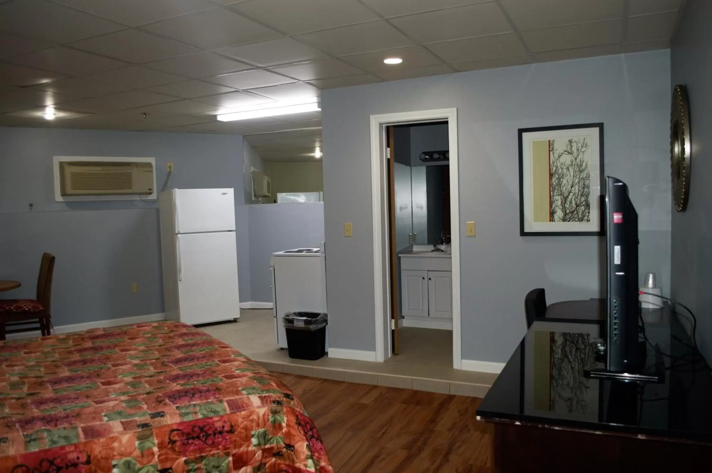 Photo of the whole room, Kitchen/Kitchenette in Carrier Motor Lodge