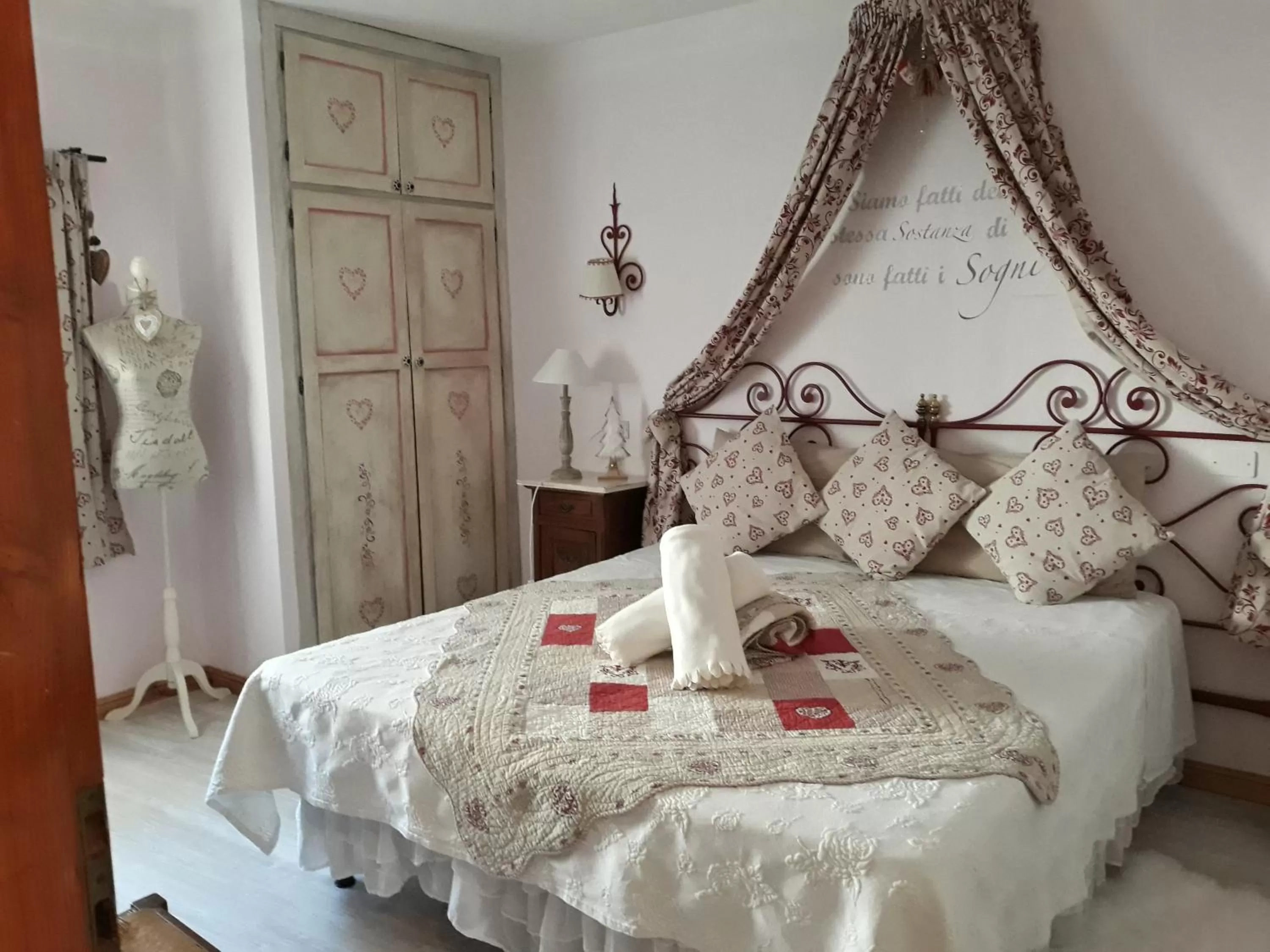 Photo of the whole room, Bed in Le Coeur du Pont