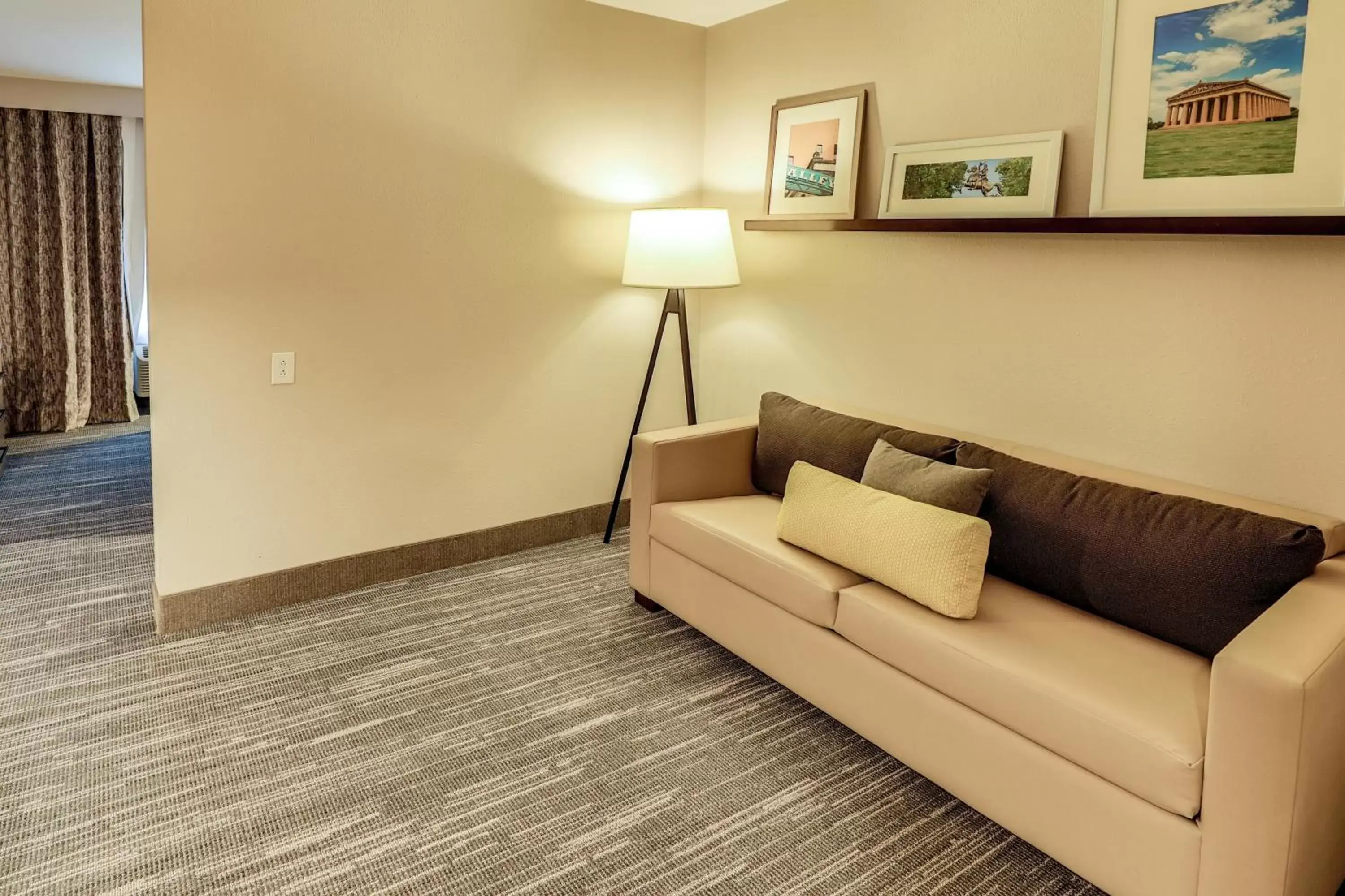 Seating Area in Country Inn & Suites by Radisson, Nashville Airport, TN