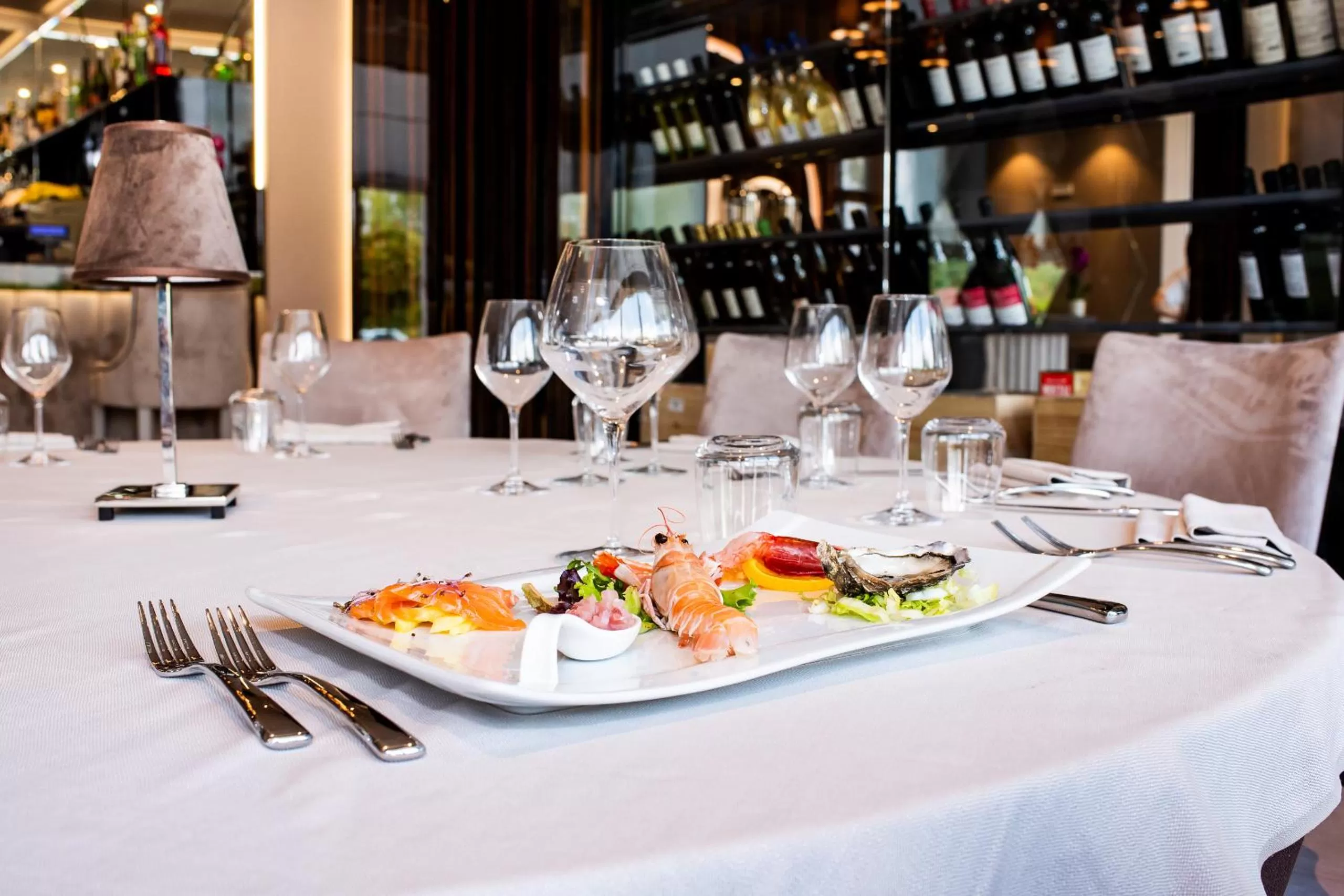 Restaurant/places to eat in M2 Hotel