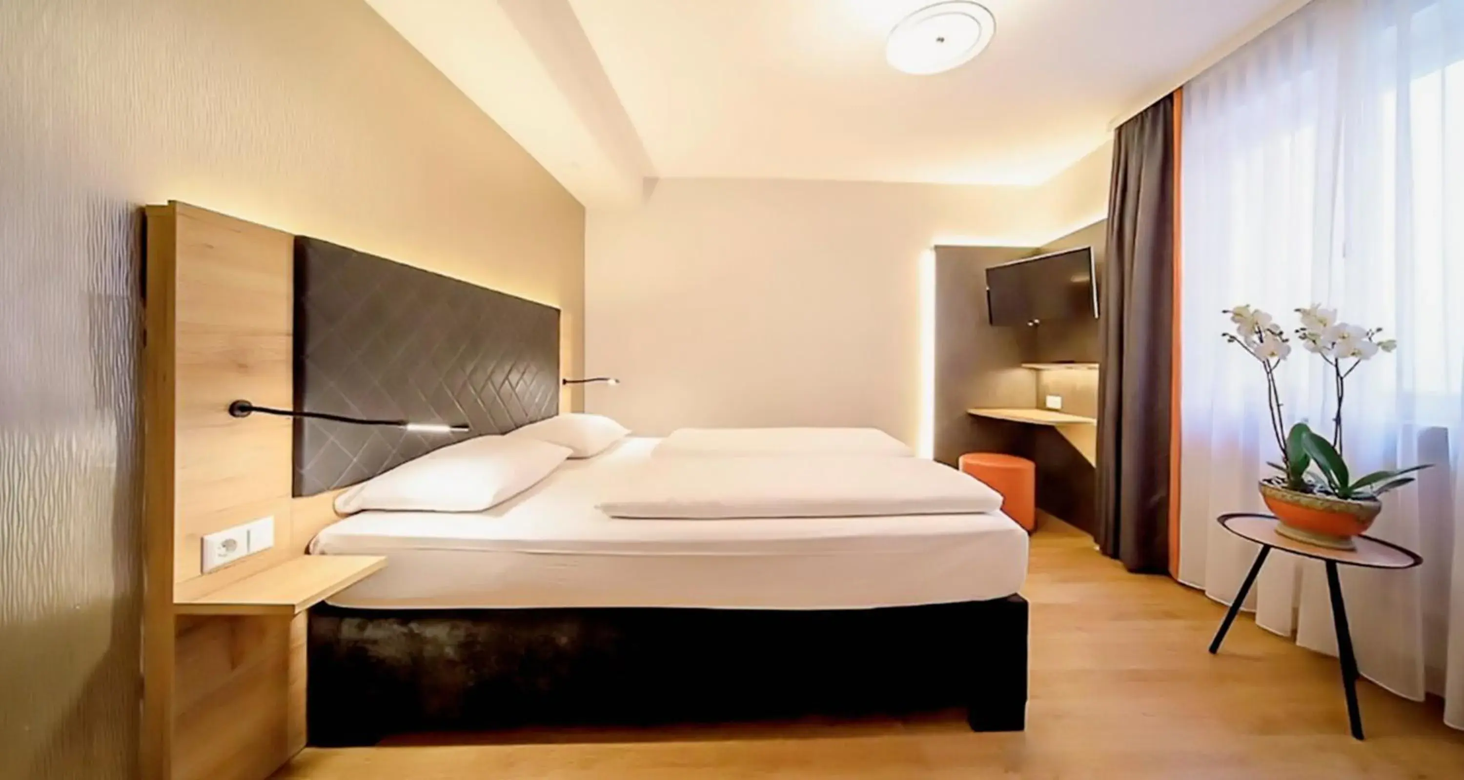 Photo of the whole room, Bed in Novum Hotel Rieker Stuttgart Hauptbahnhof   