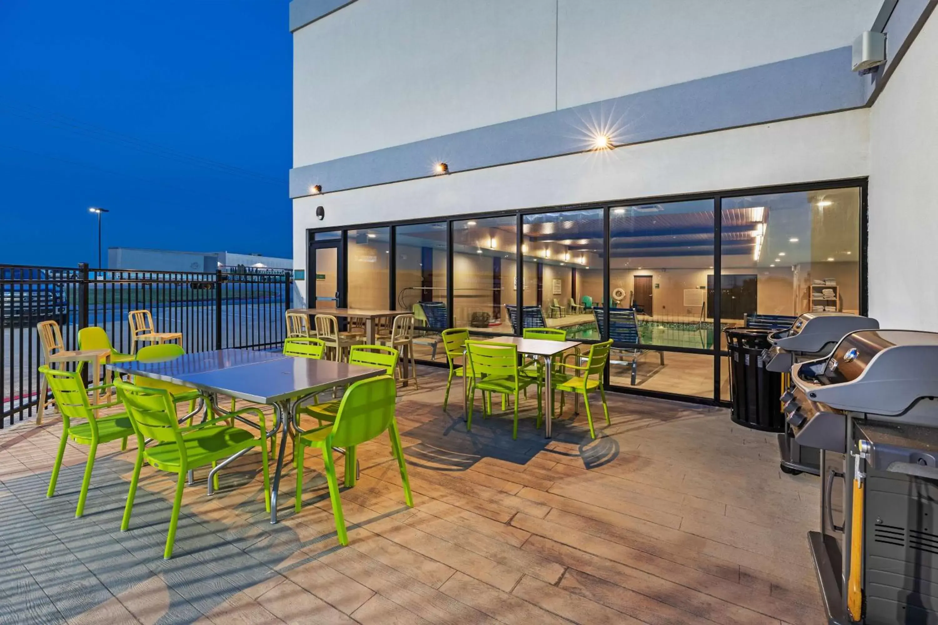 Patio, Restaurant/Places to Eat in Home2 Suites by Hilton Weatherford