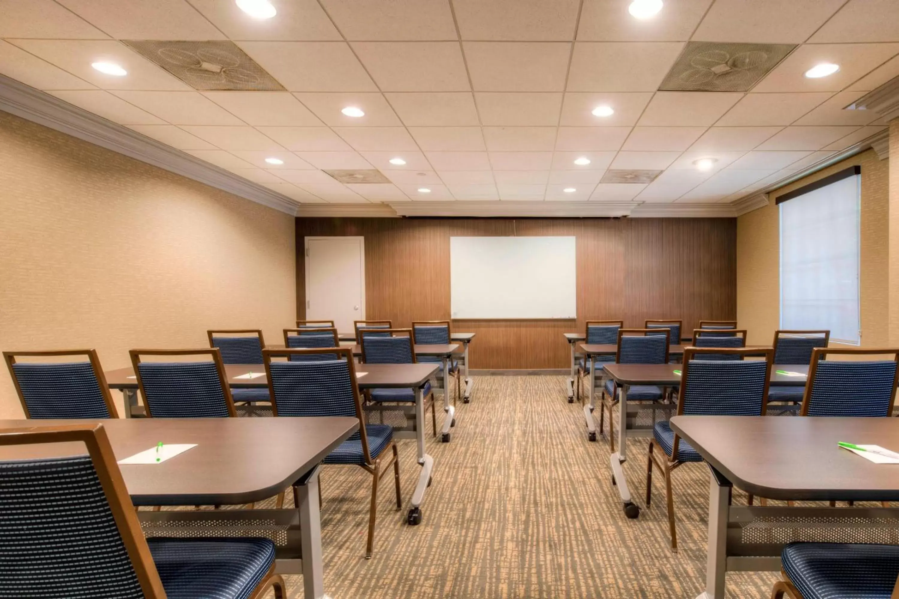 Meeting/conference room in Courtyard Raleigh Crabtree Valley