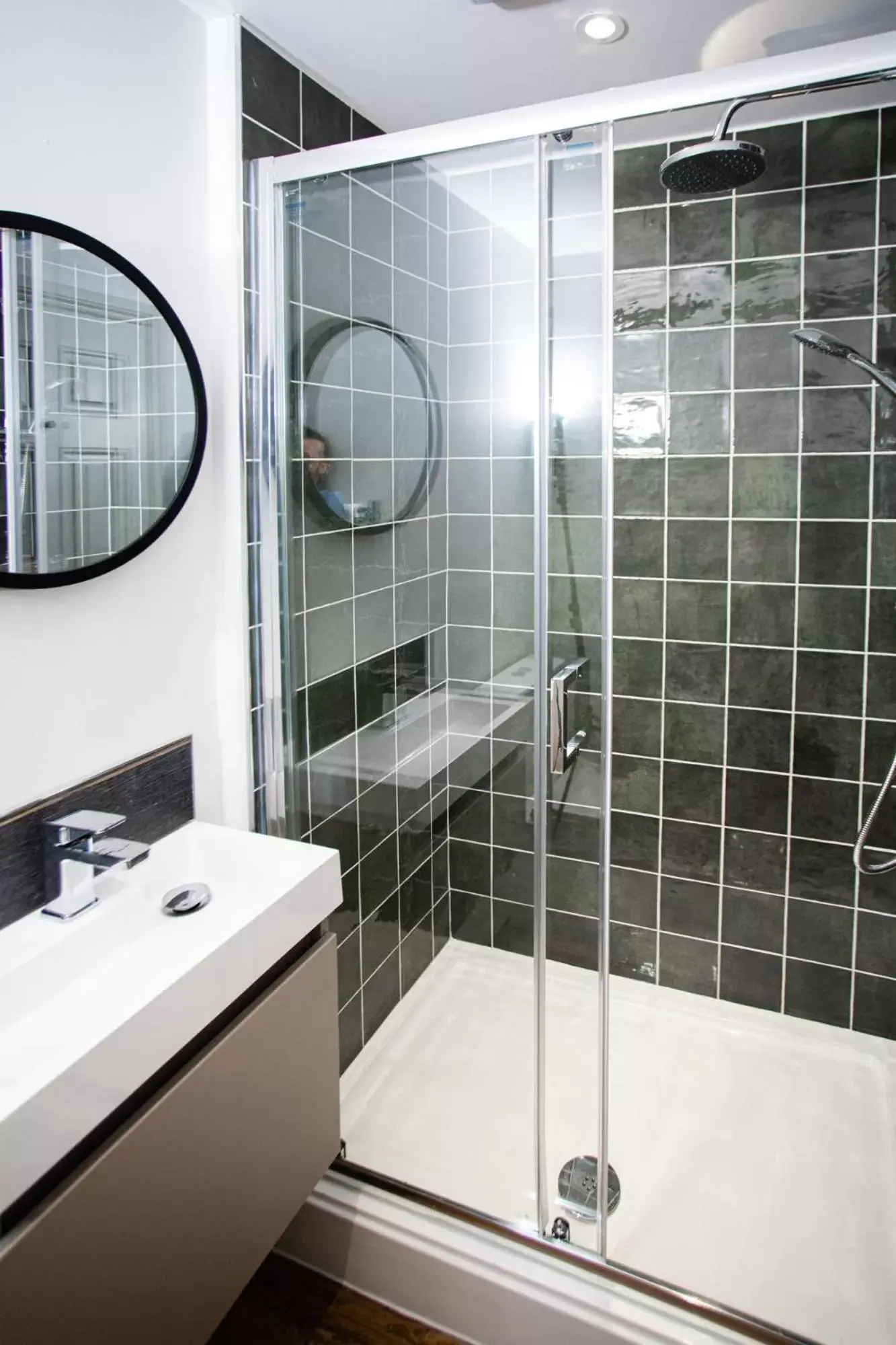 Deluxe King Room in Settle in Southampton Deluxe King Room in Settle in Southampton